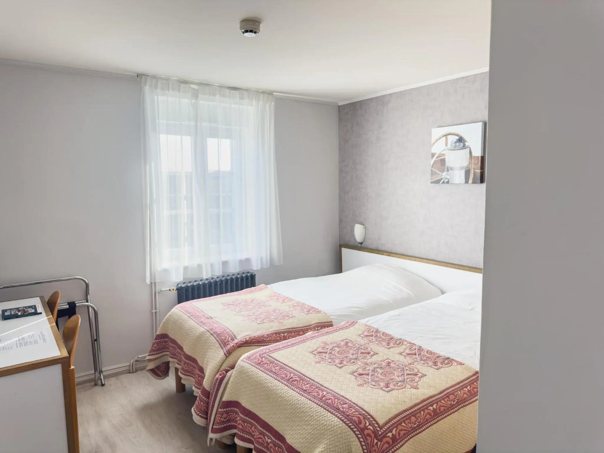 Bed in Logis Hôtel Les Chardons Bleus RESTAURANT LE BISTROT DE LA MER