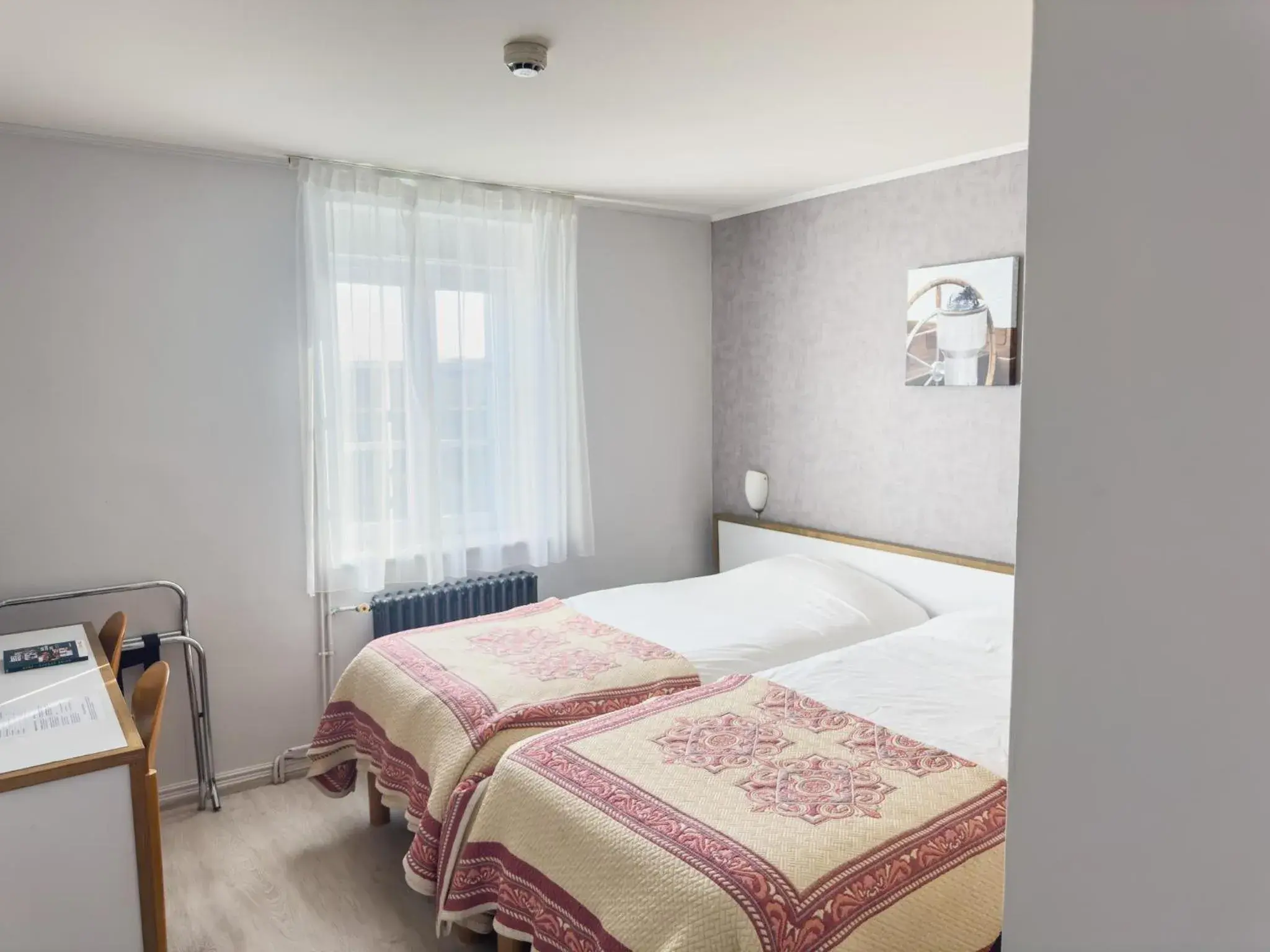 Twin Room in Logis Hôtel Les Chardons Bleus RESTAURANT LE BISTROT DE LA MER Twin Room in Logis Hôtel Les Chardons Bleus RESTAURANT LE BISTROT DE LA MER