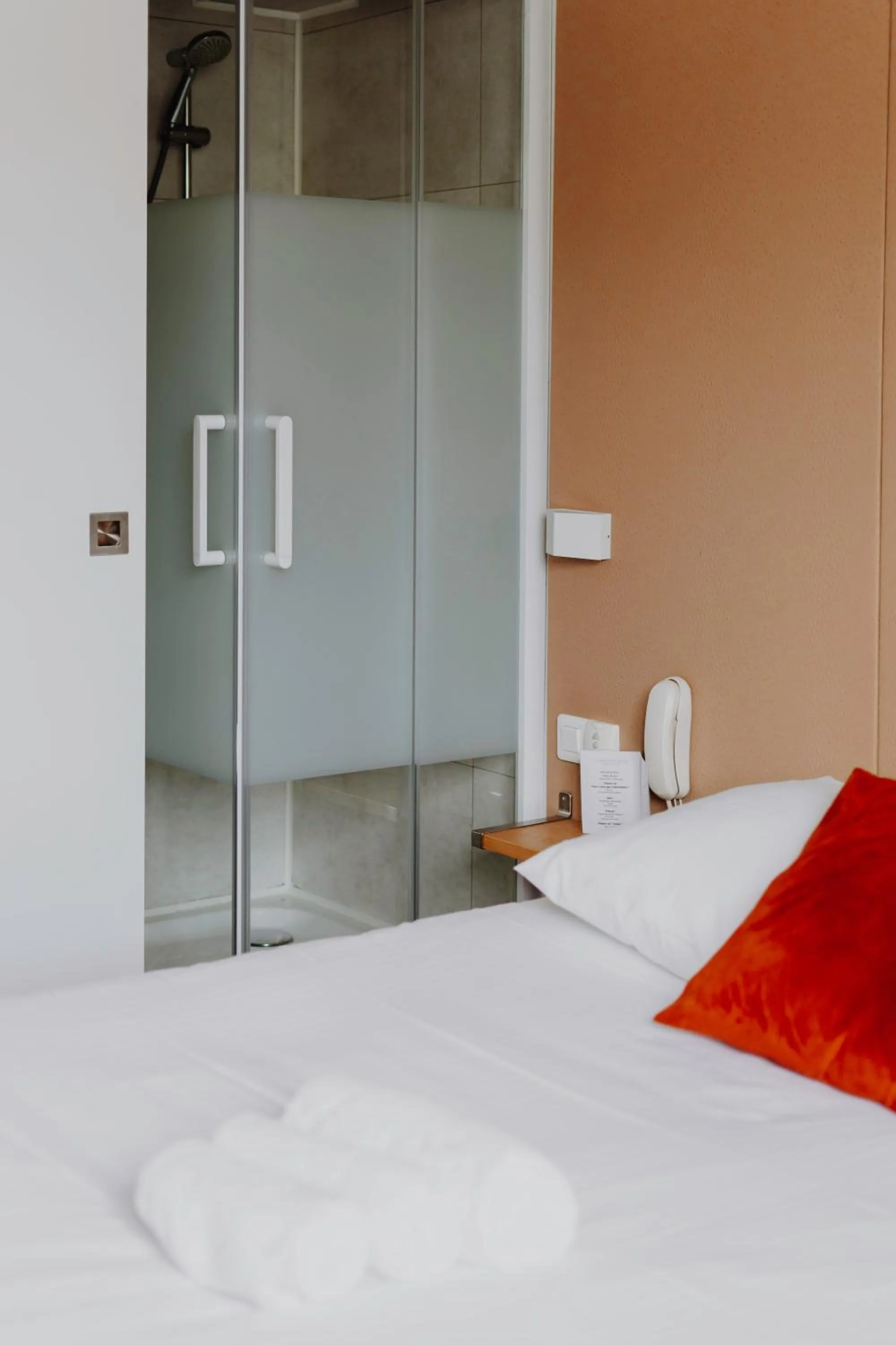 Bedroom, Bed in L'Hôtel Bristol