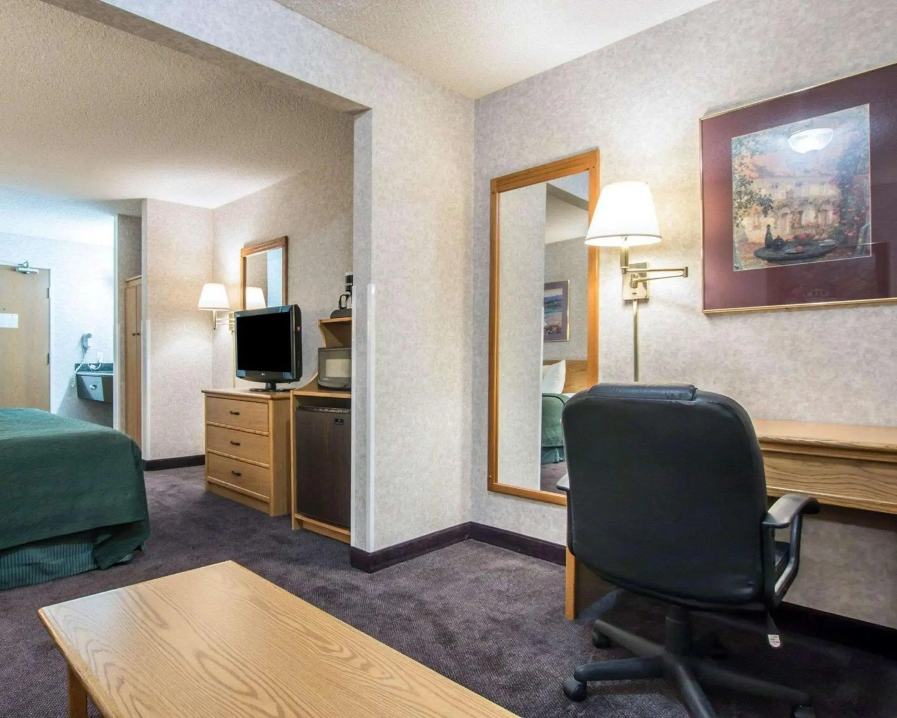 Photo of the whole room in Quality Suites San Diego Otay Mesa Photo of the whole room in Quality Suites San Diego Otay Mesa
