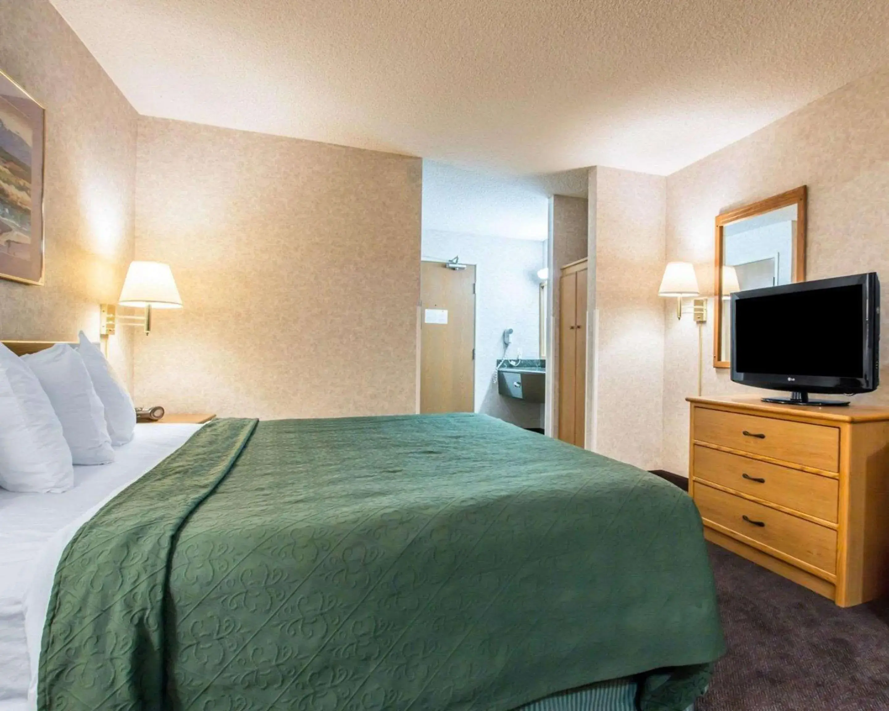 Photo of the whole room, Bed in Quality Suites San Diego Otay Mesa Photo of the whole room, Bed in Quality Suites San Diego Otay Mesa