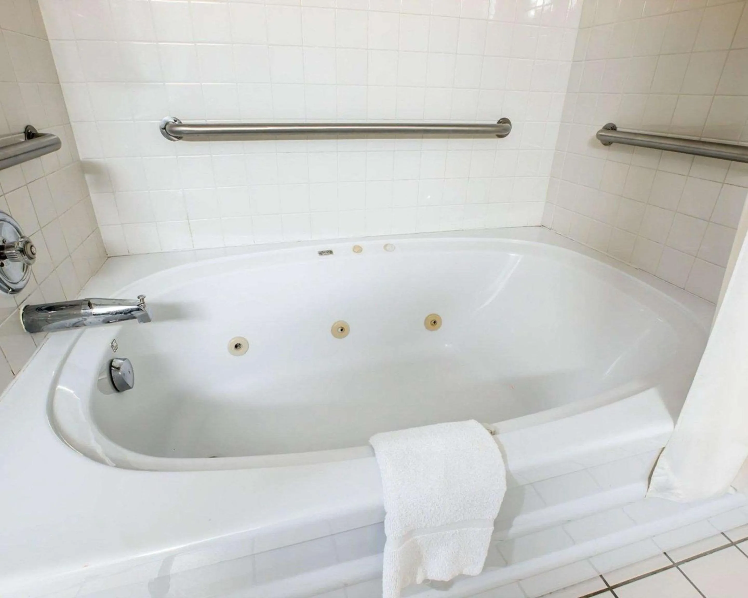 Bathroom in Quality Suites San Diego Otay Mesa