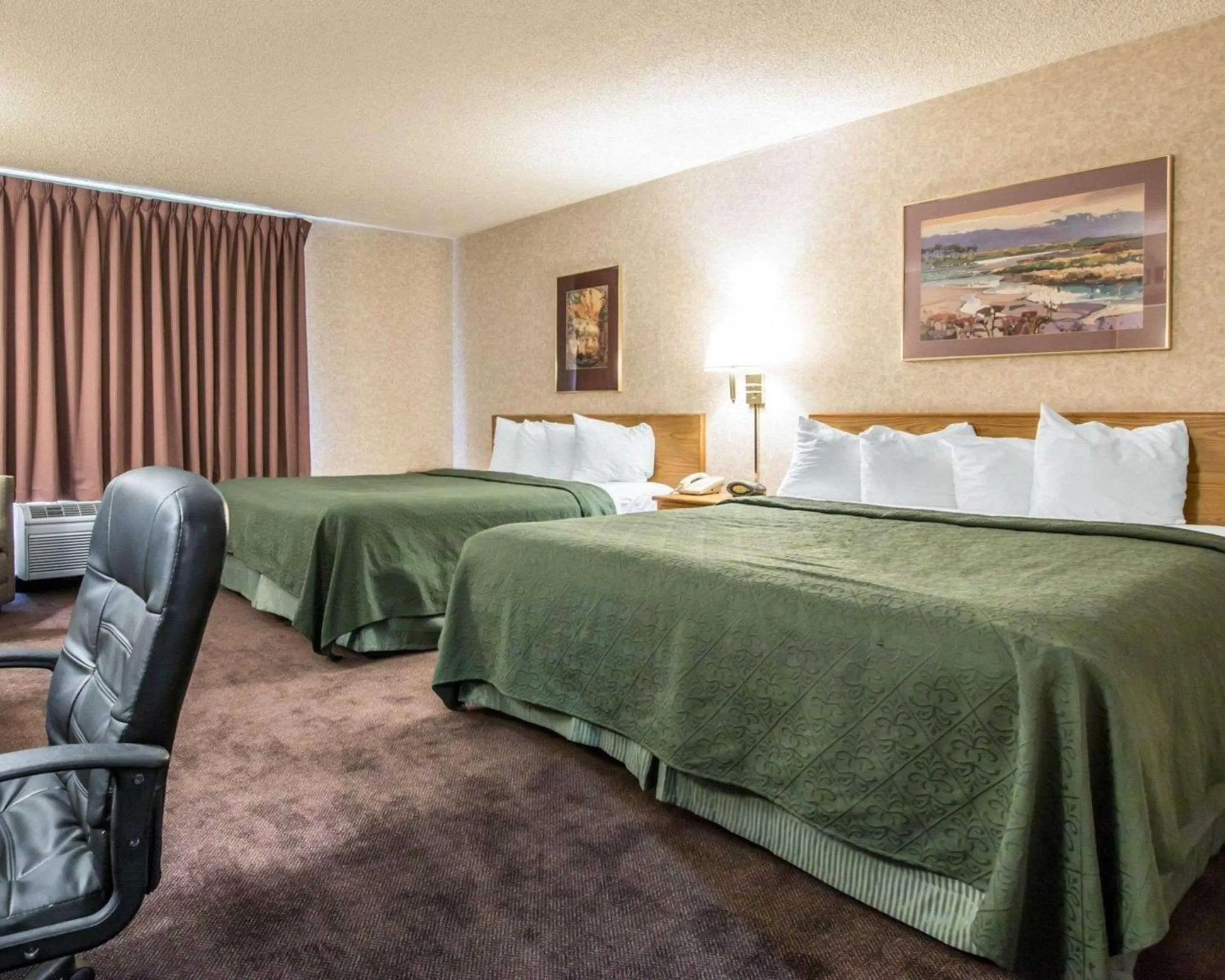 Photo of the whole room, Bed in Quality Suites San Diego Otay Mesa