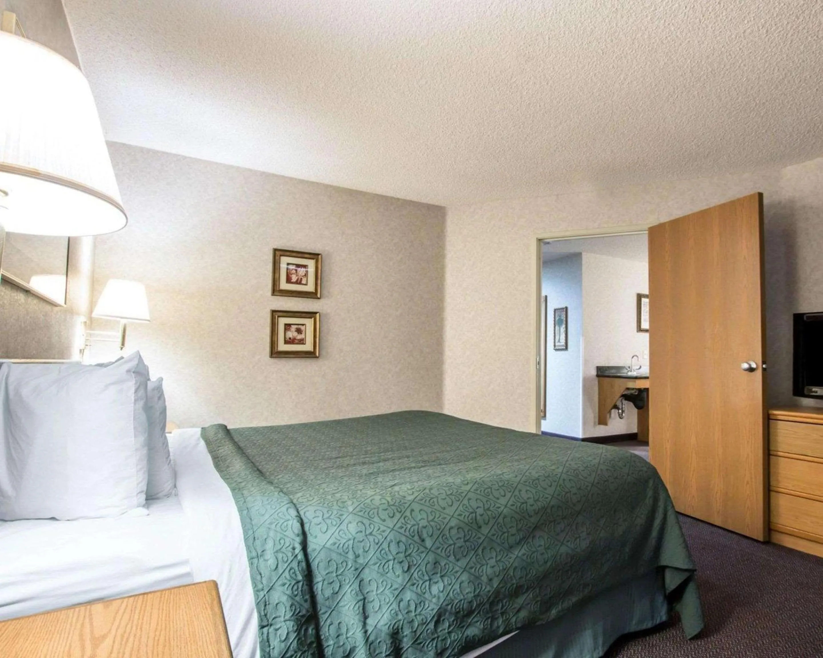 Photo of the whole room, Bed in Quality Suites San Diego Otay Mesa