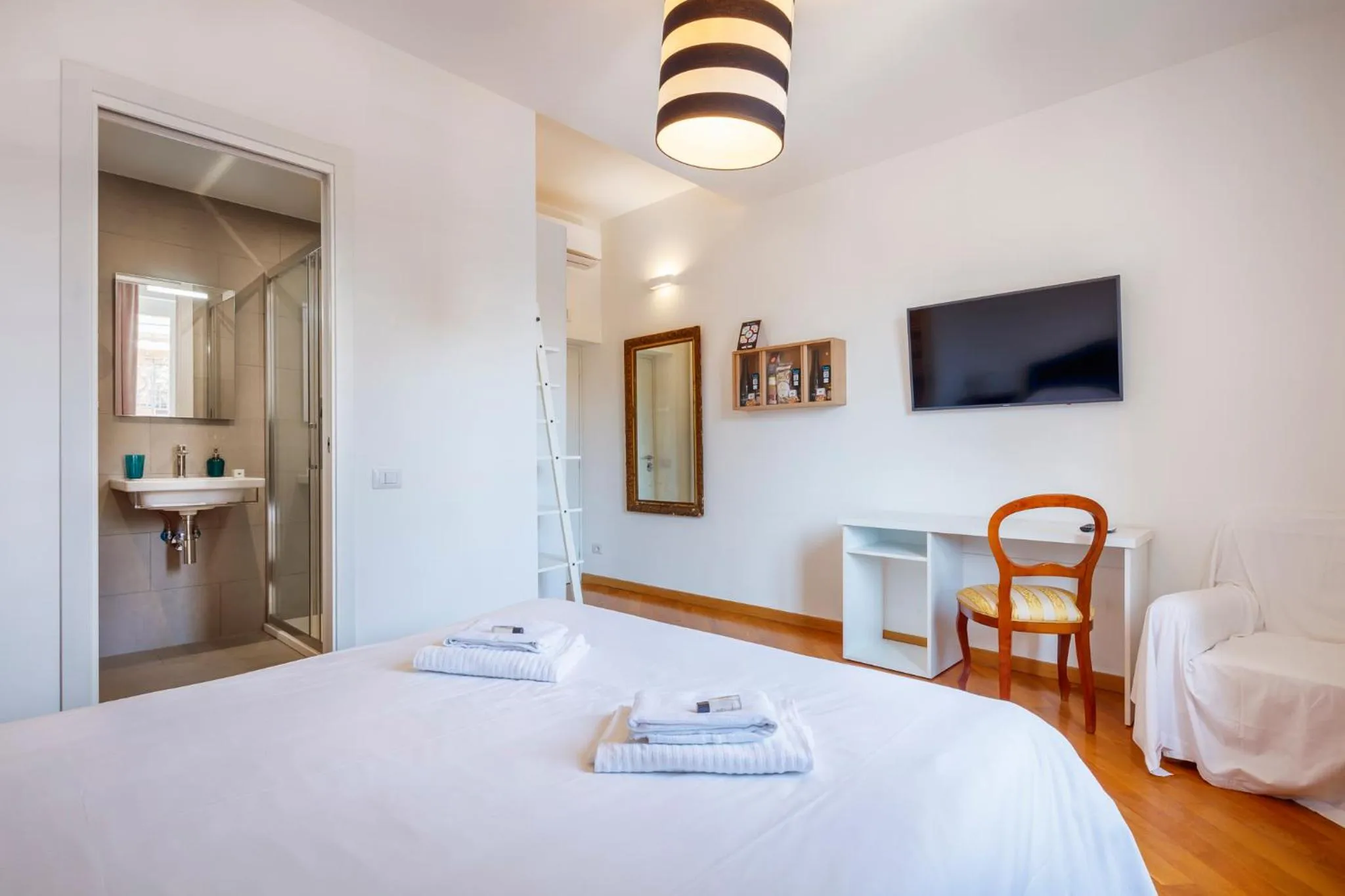 Photo of the whole room, Bed in HT Residence Maximus