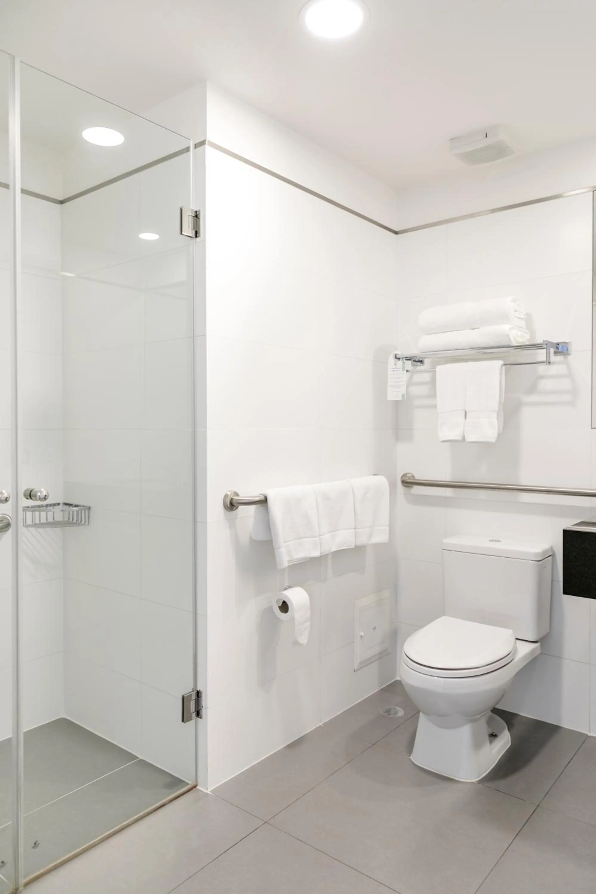 Shower in Wyndham Costa del Sol Lima Airport