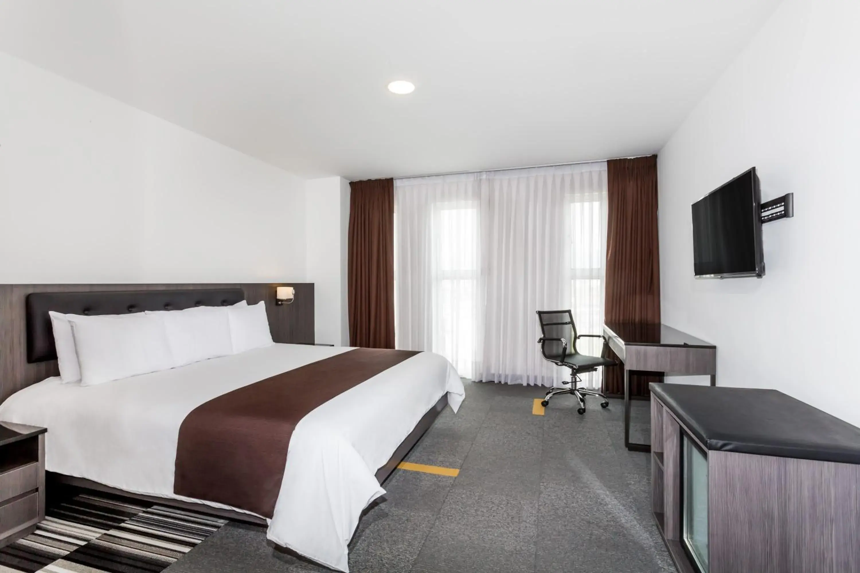 Matrimonial Superior, 1 King Bed, Non-Smoking - single occupancy in Wyndham Costa del Sol Lima Airport Matrimonial Superior, 1 King Bed, Non-Smoking - single occupancy in Wyndham Costa del Sol Lima Airport