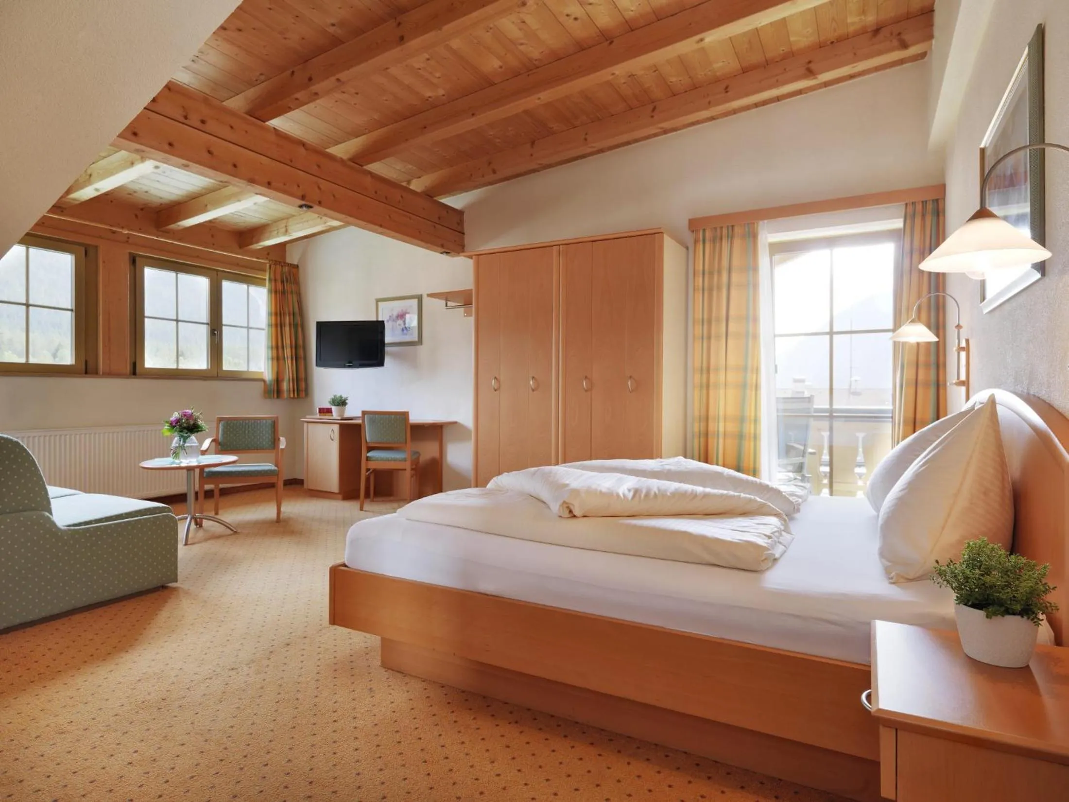 Photo of the whole room, Bed in Hotel Stern