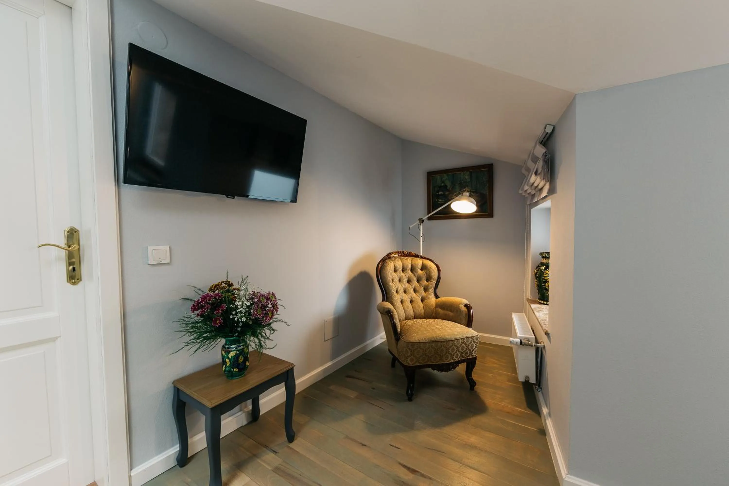 Library in YellowBoot Aparthotel