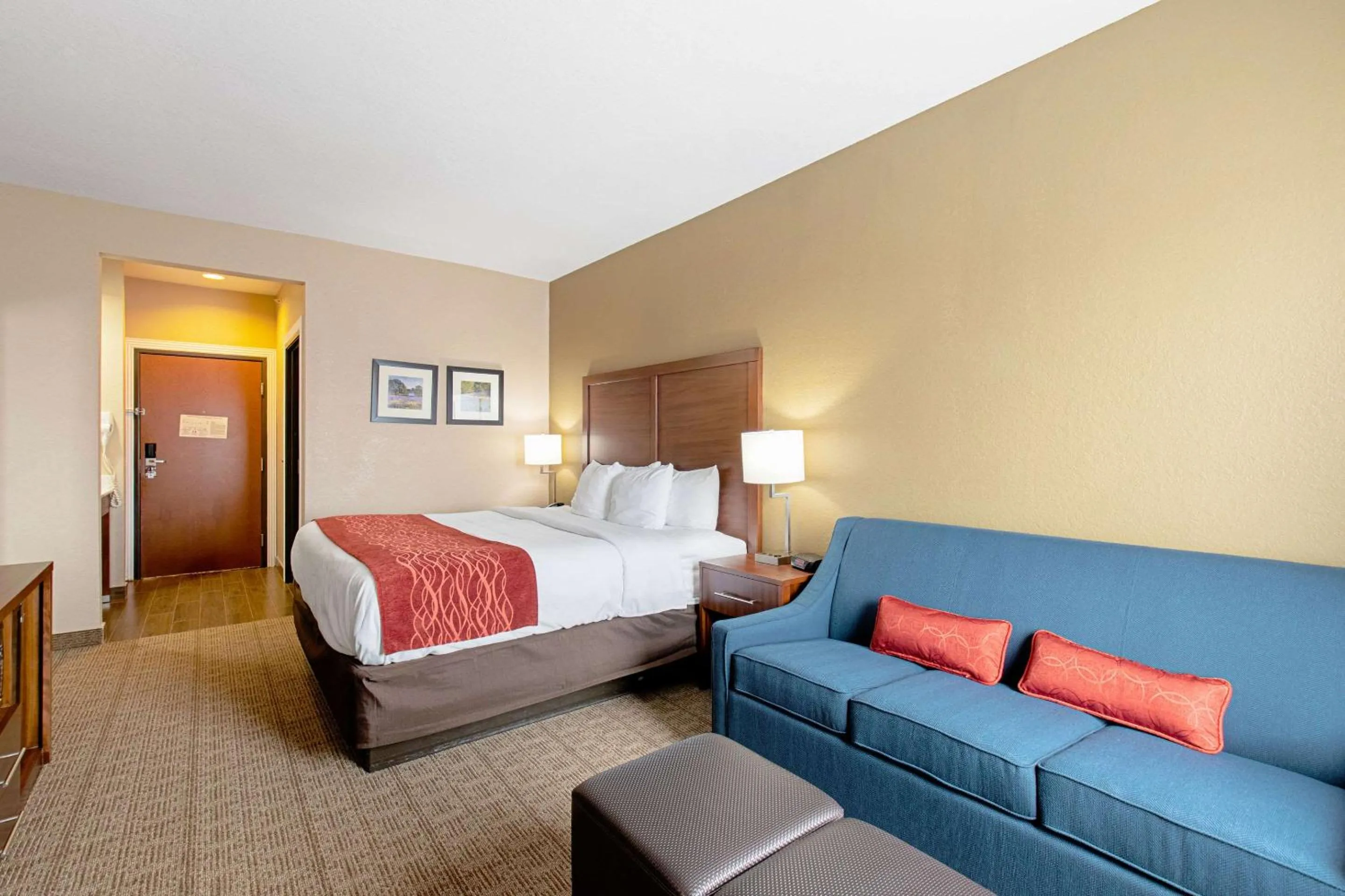Photo of the whole room, Bed in Comfort Inn & Suites and Suites Fredericksburg