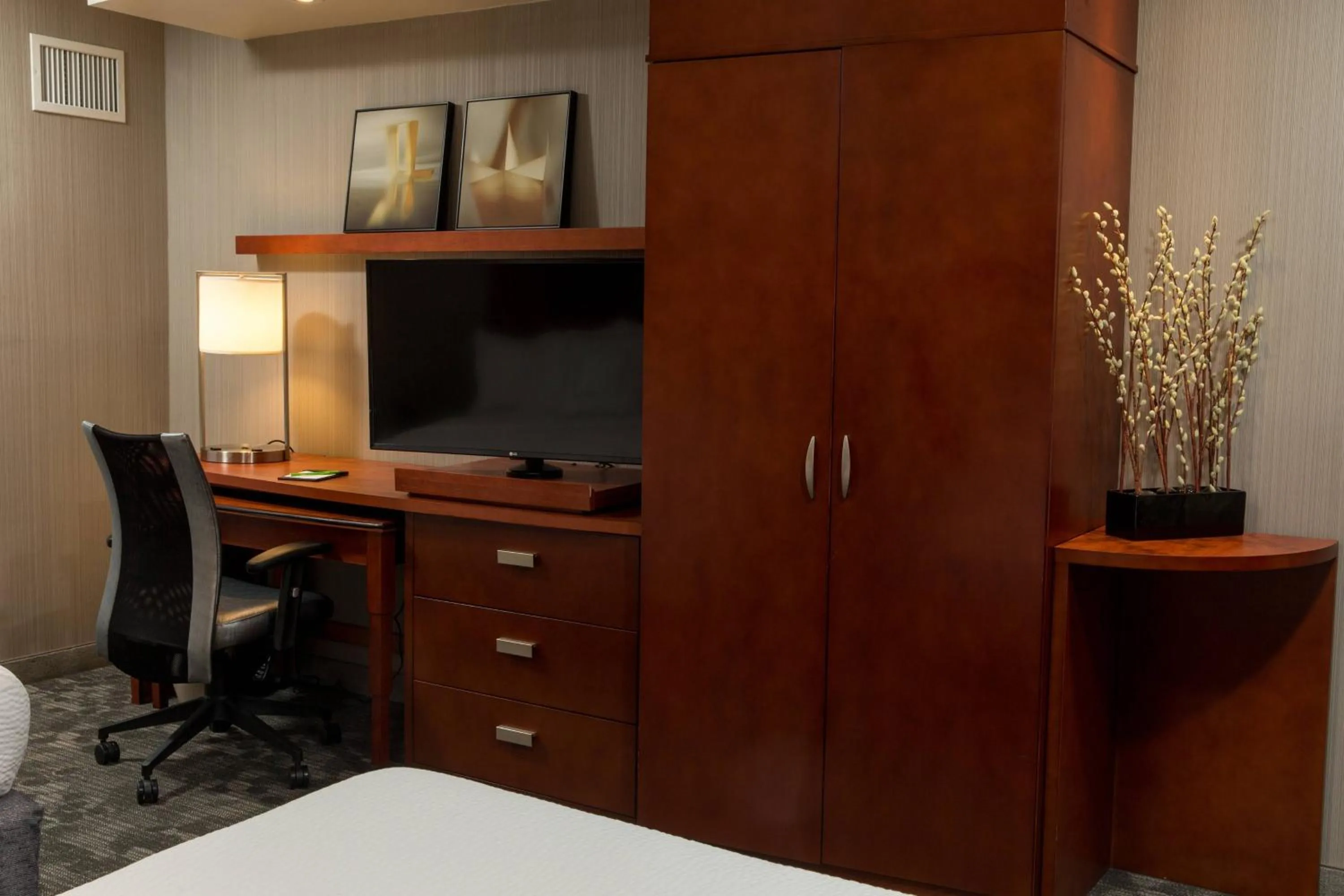 Photo of the whole room, Bed in Courtyard by Marriott Lafayette