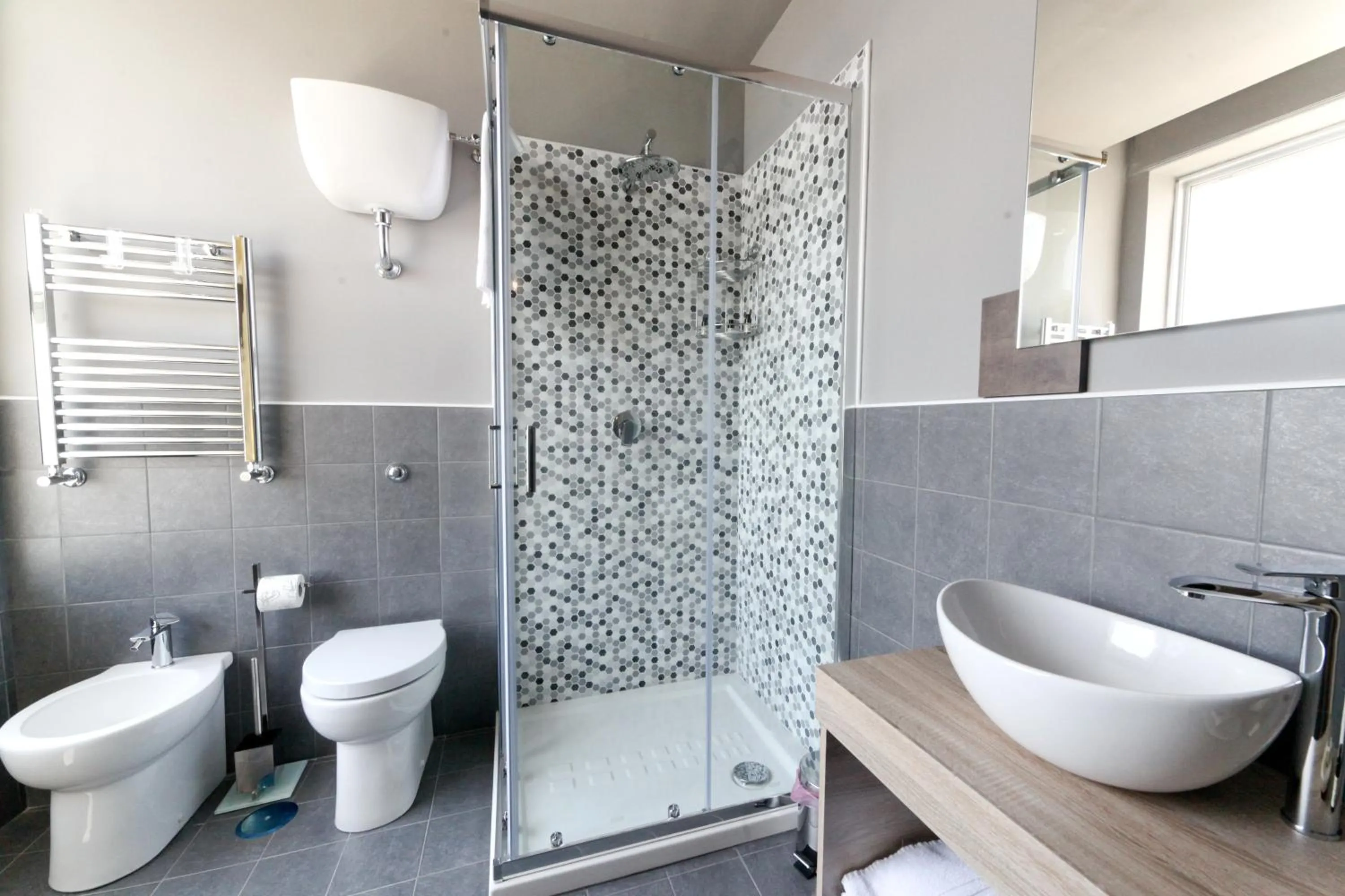 Shower in De Gasperi 55 - By Pera Rooms Collection