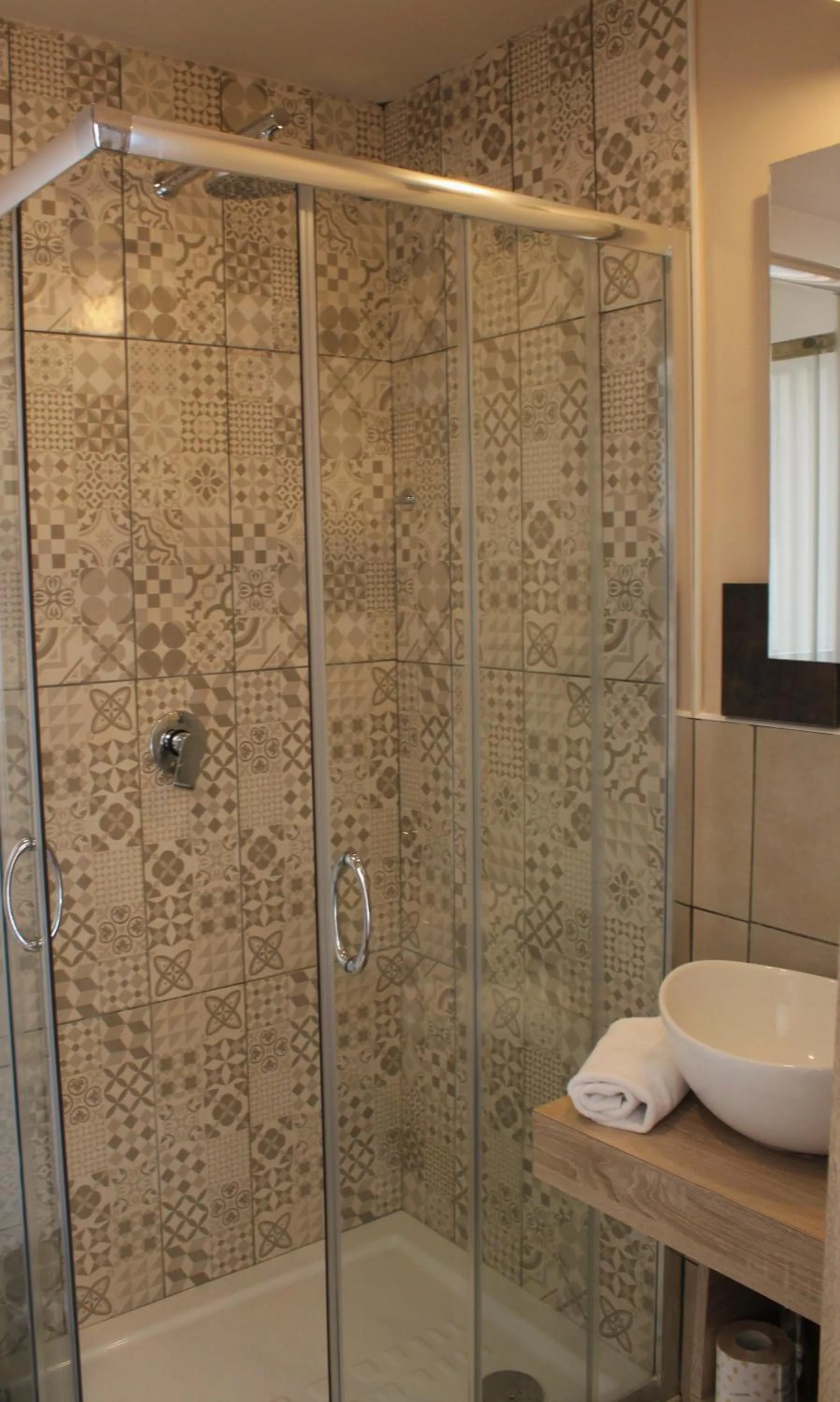 Shower in De Gasperi 55 - By Pera Rooms Collection