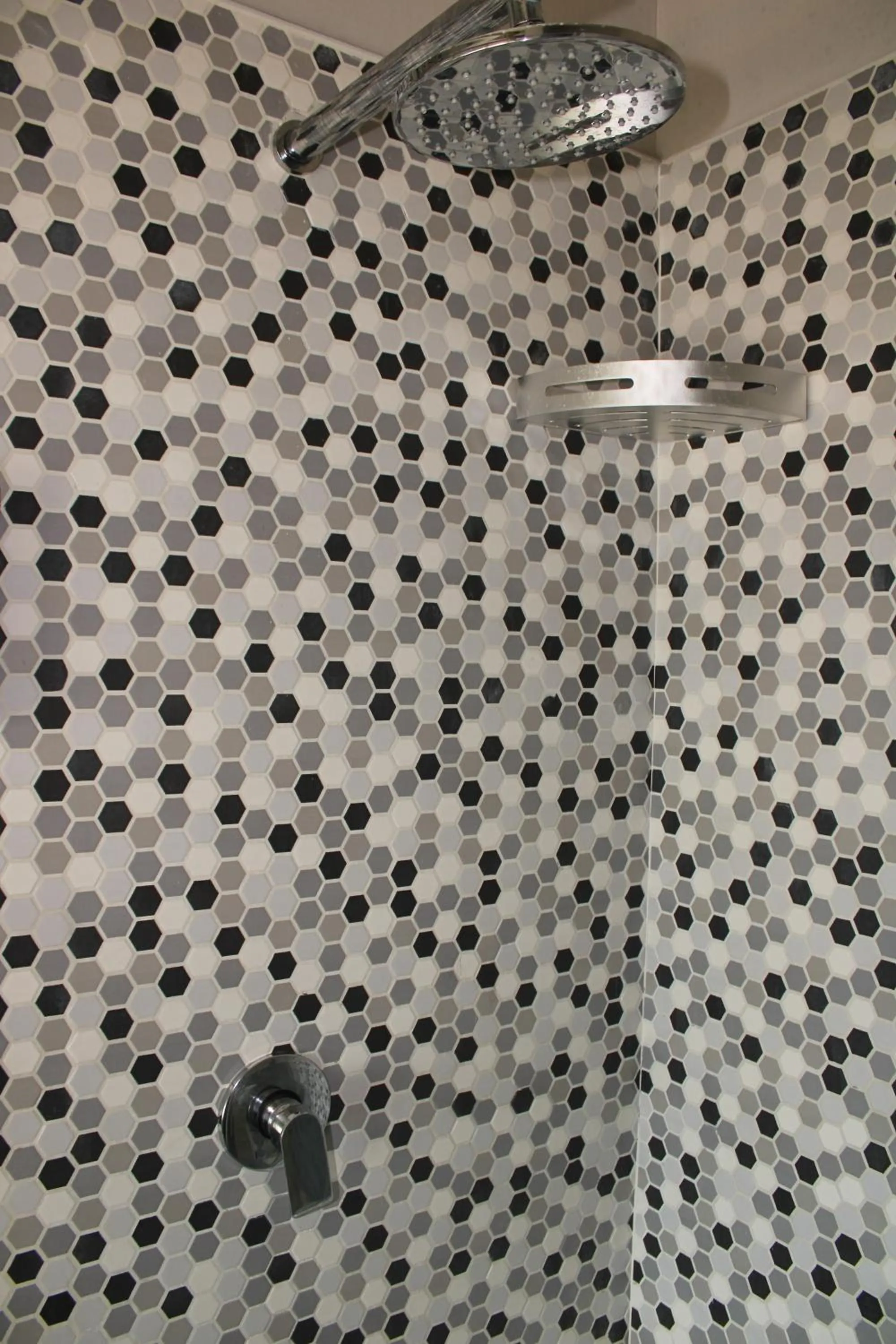Shower in De Gasperi 55 - By Pera Rooms Collection