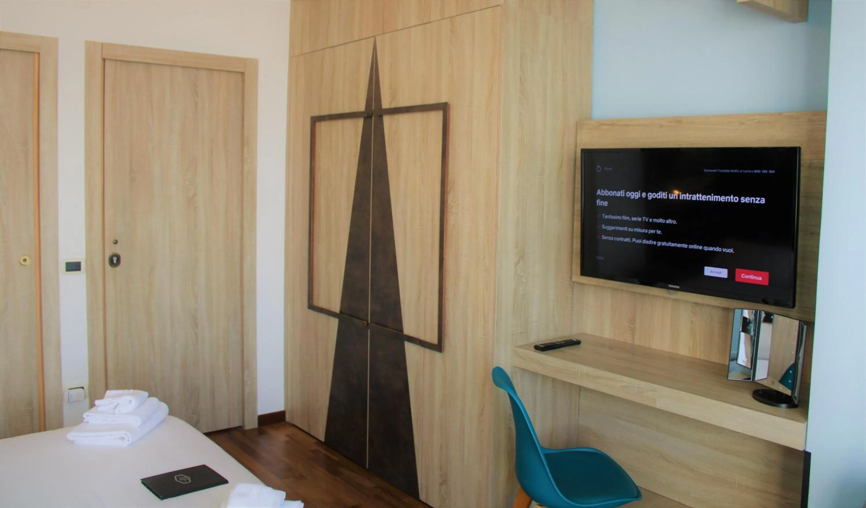 TV and multimedia, Bed in De Gasperi 55 - By Pera Rooms Collection