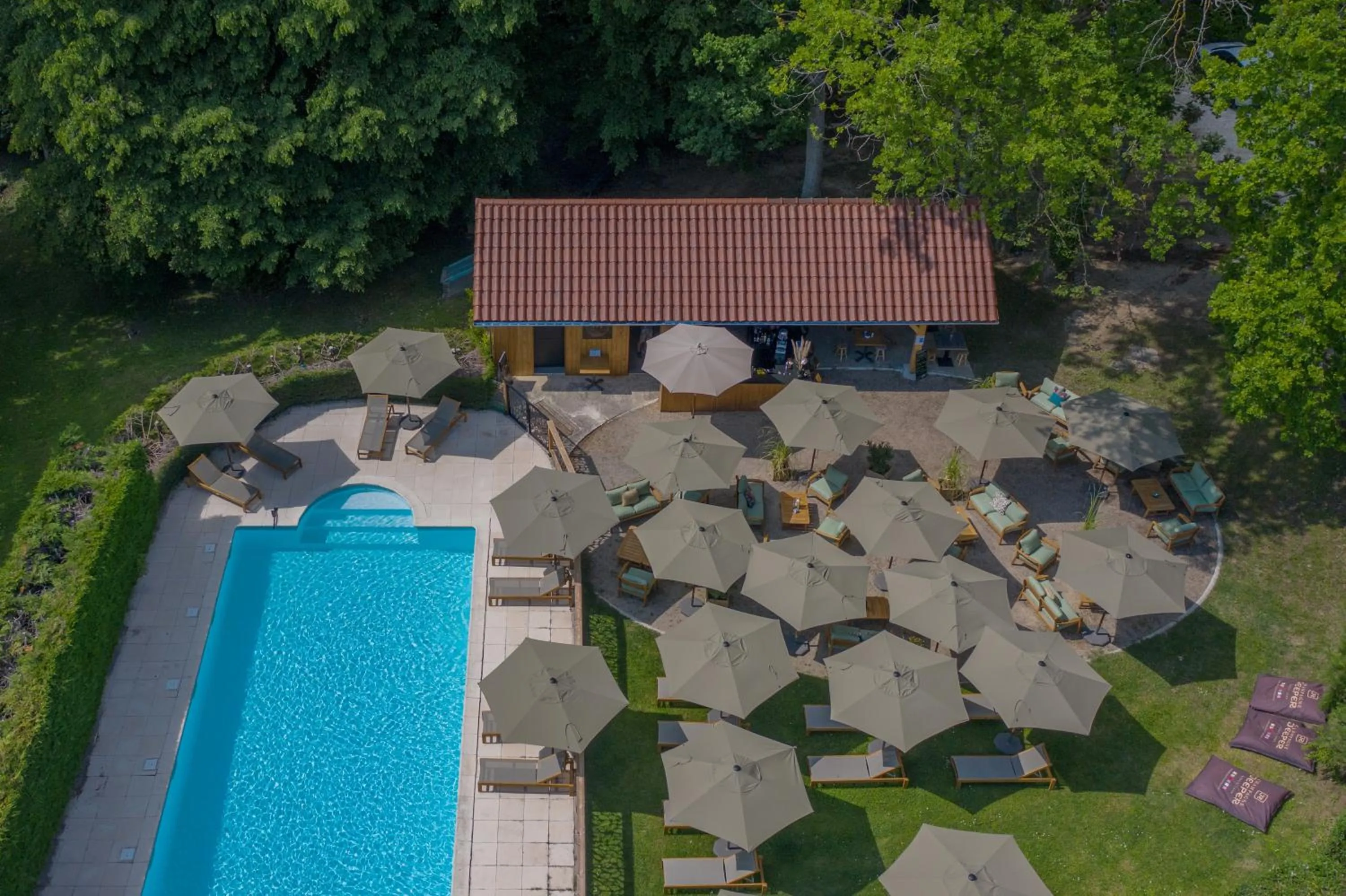 Lounge or bar in Chateau des Ayes - Chambres & suites