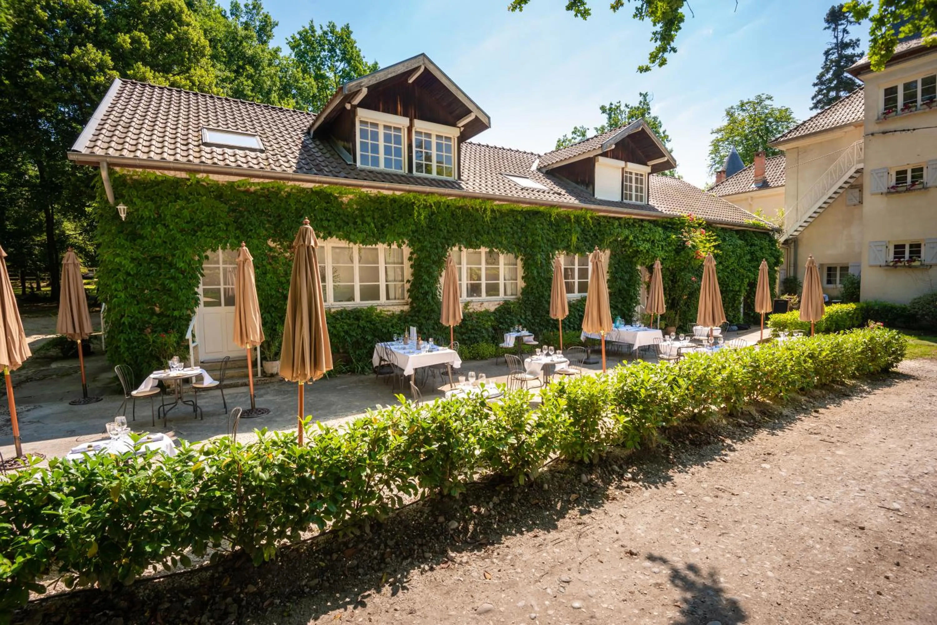 Patio in Chateau des Ayes - Chambres & suites