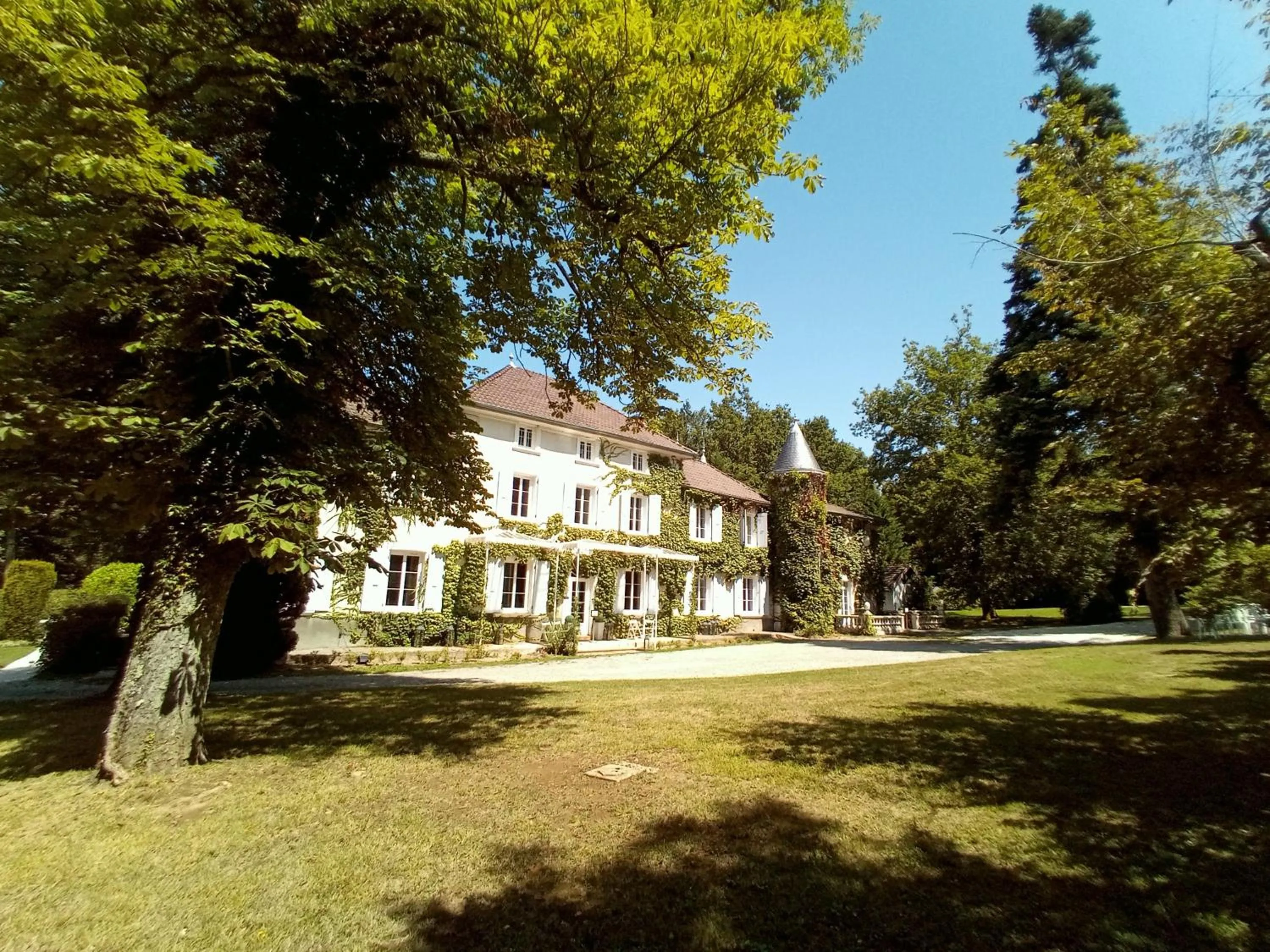 Property building in Chateau des Ayes - Chambres & suites