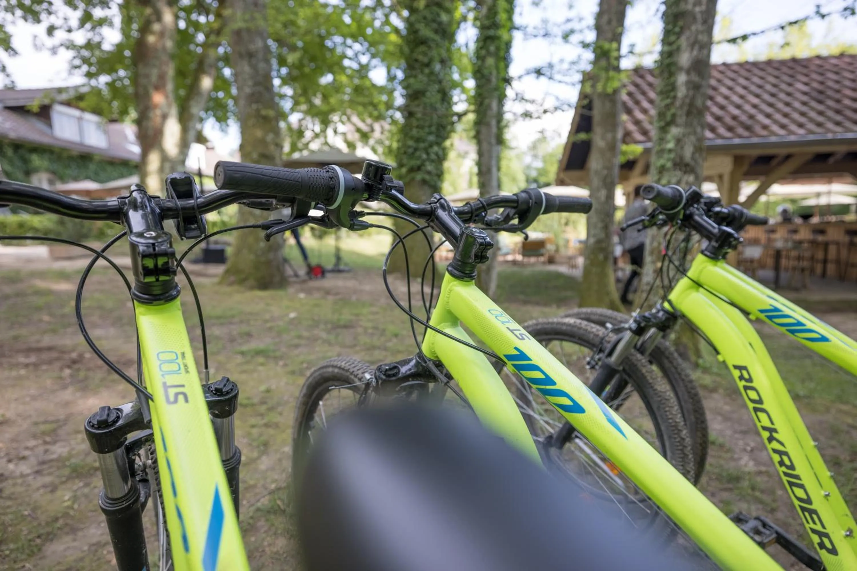 Cycling in Chateau des Ayes - Chambres & suites