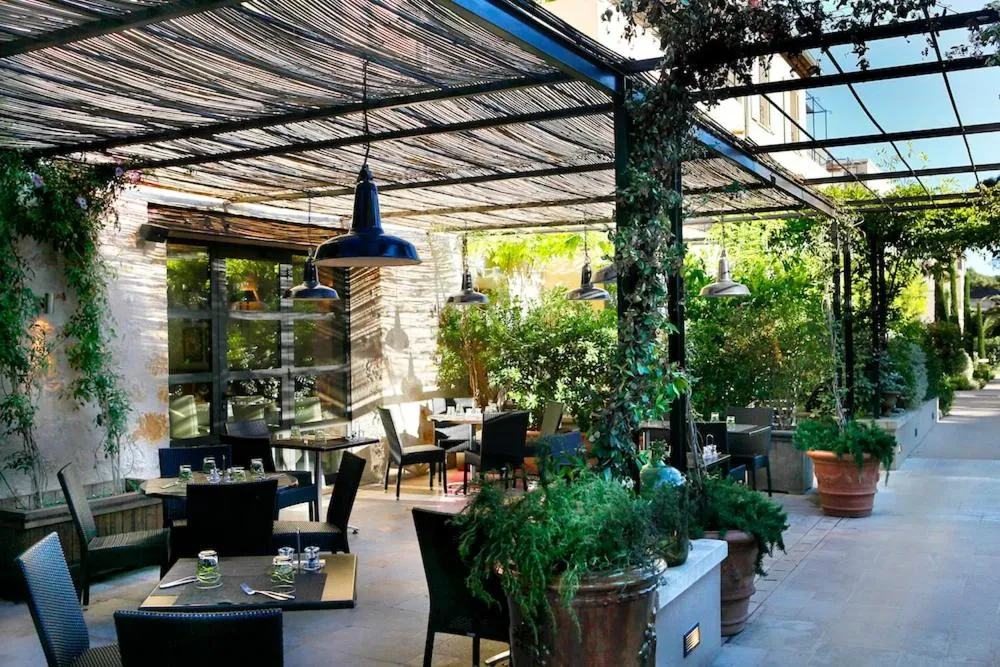 Restaurant/places to eat in Résidence Hôtelière 4 étoiles Les Mas du Grand Vallon