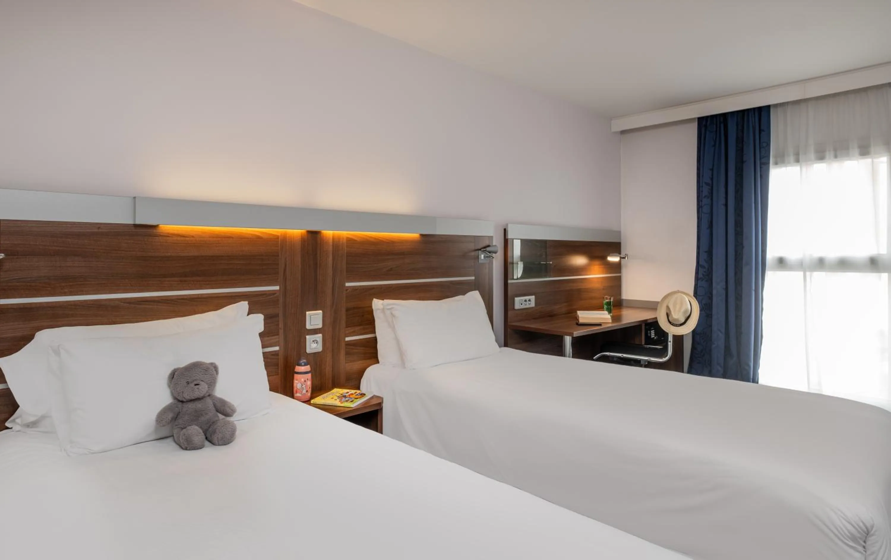 Property building, Bed in Hôtel Marseille Centre Gare Saint-Charles