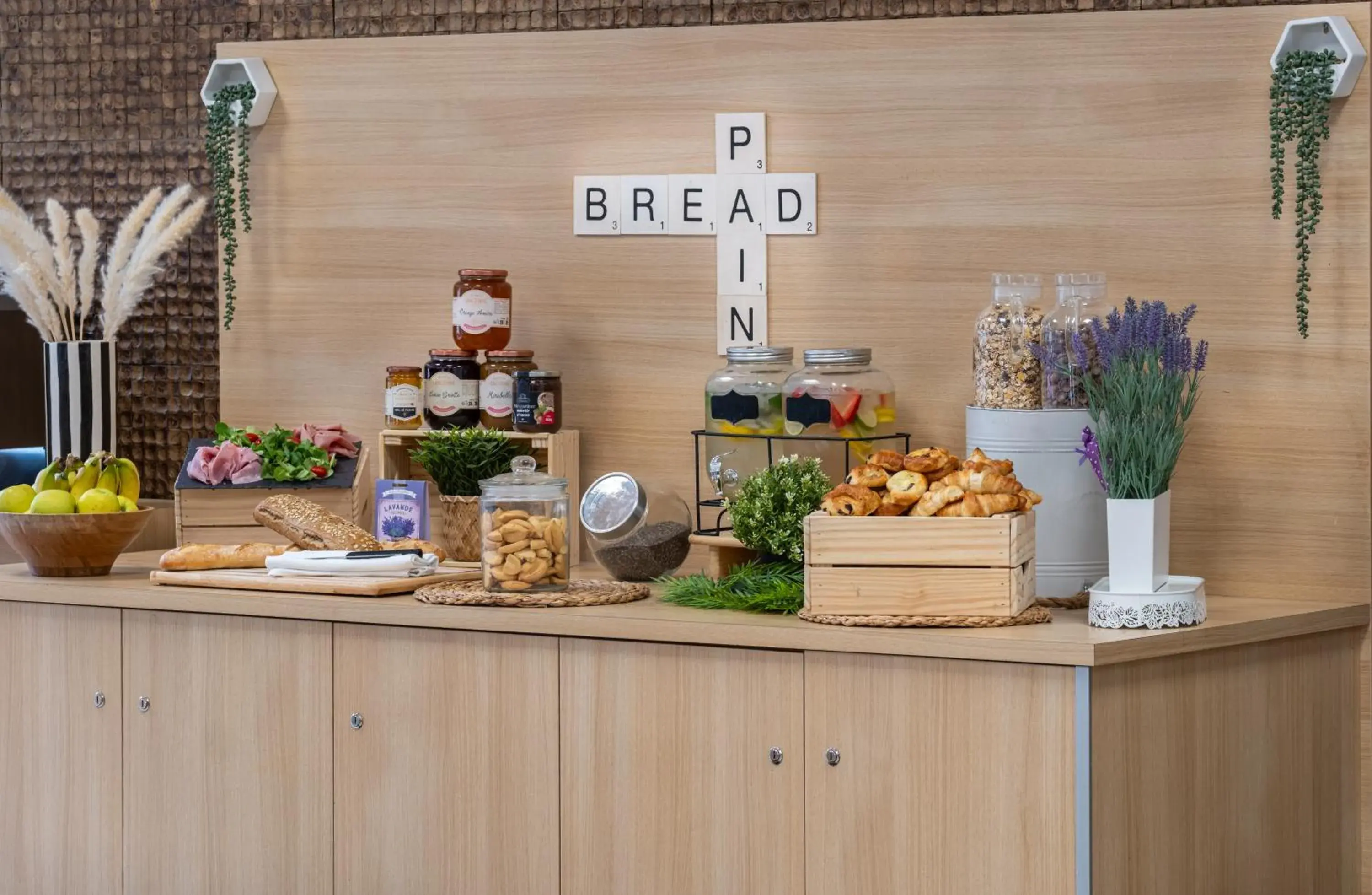 Buffet breakfast in Hôtel Marseille Centre Gare Saint-Charles Buffet breakfast in Hôtel Marseille Centre Gare Saint-Charles