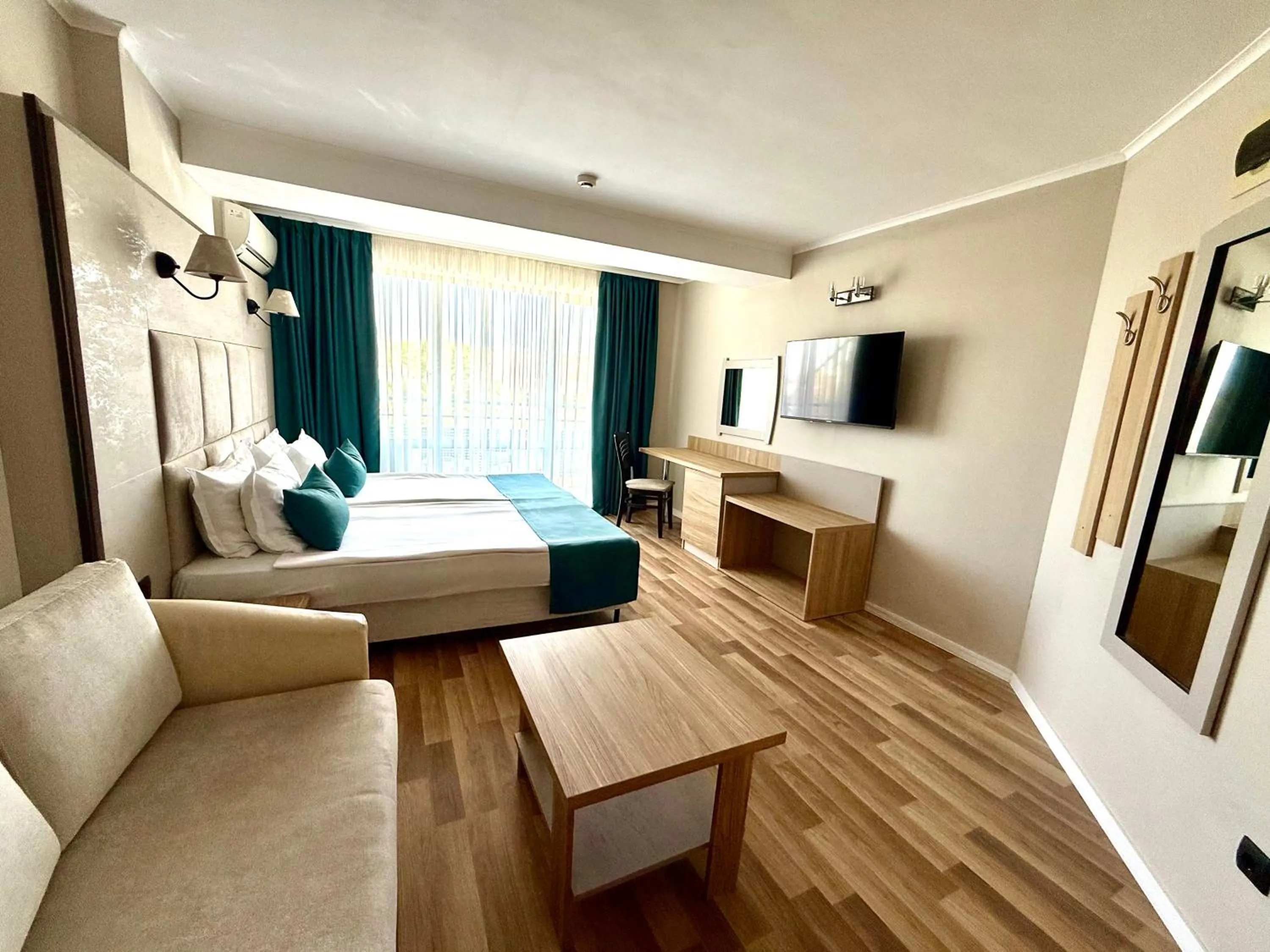 Communal lounge/ TV room, Bed in Hotel Rеgina - Golden Sands All Inclusive