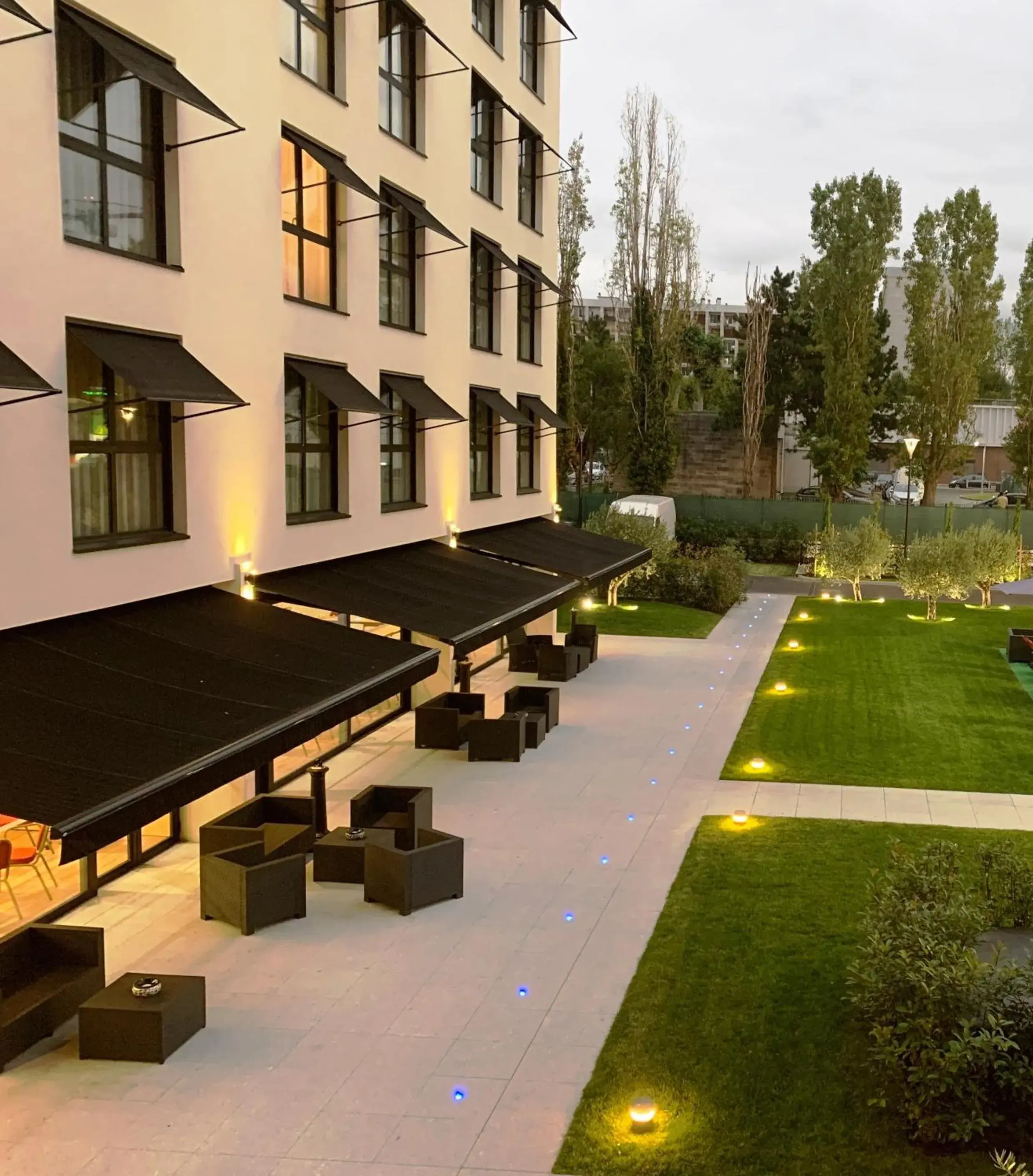 Garden view, Swimming Pool in Hôtel Forest Hill Meudon Velizy