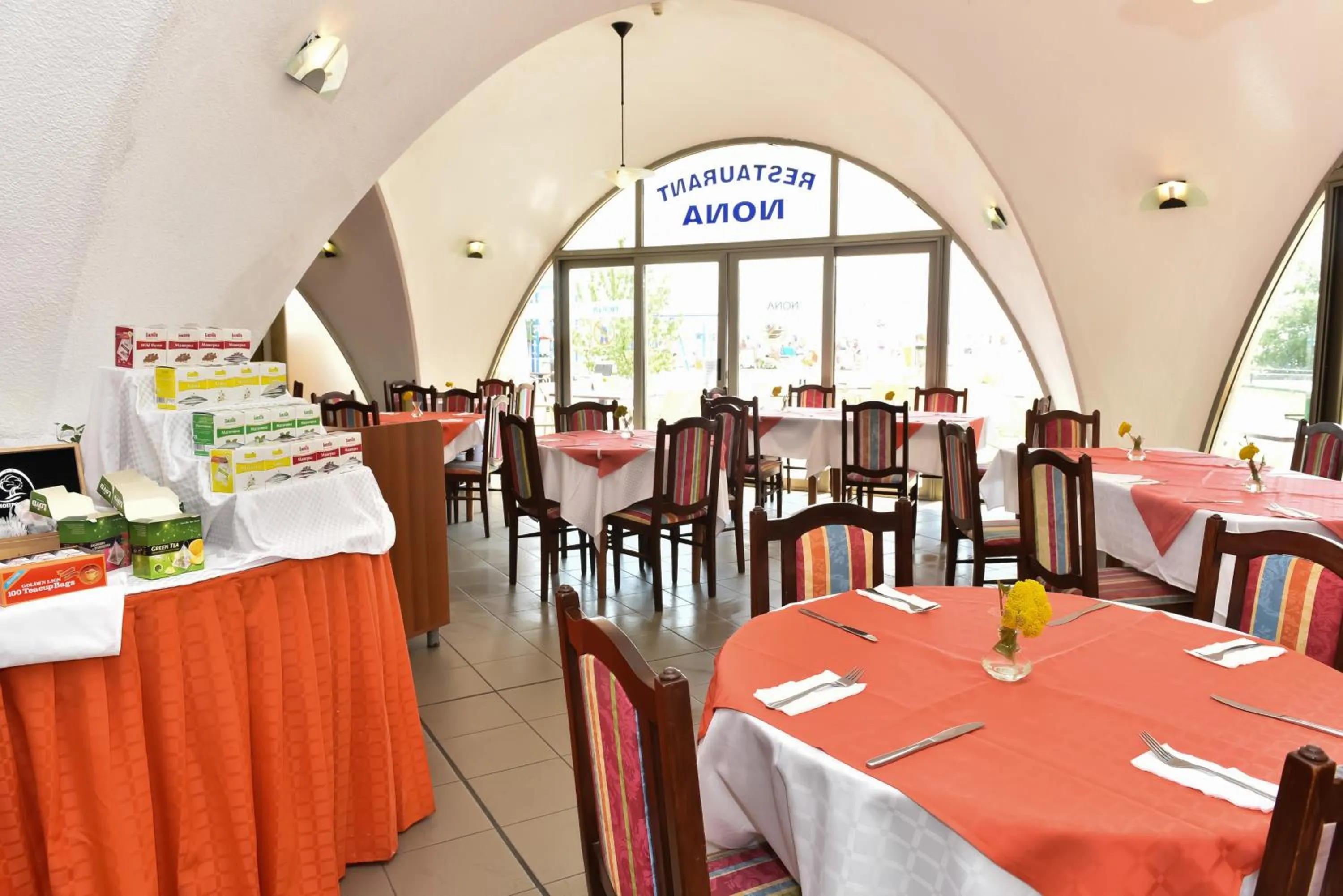Restaurant/places to eat in Hotel Nona