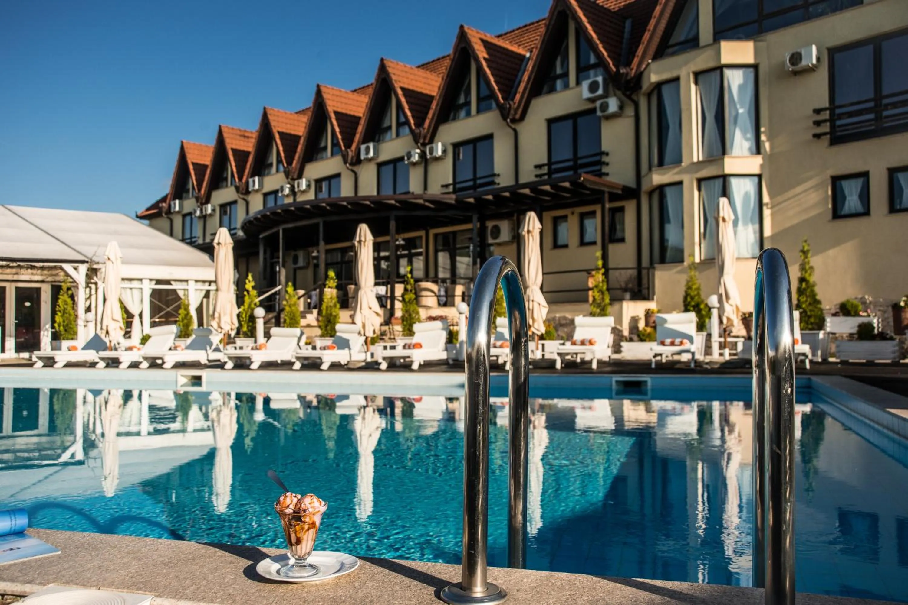 Swimming pool in Conacul Archia