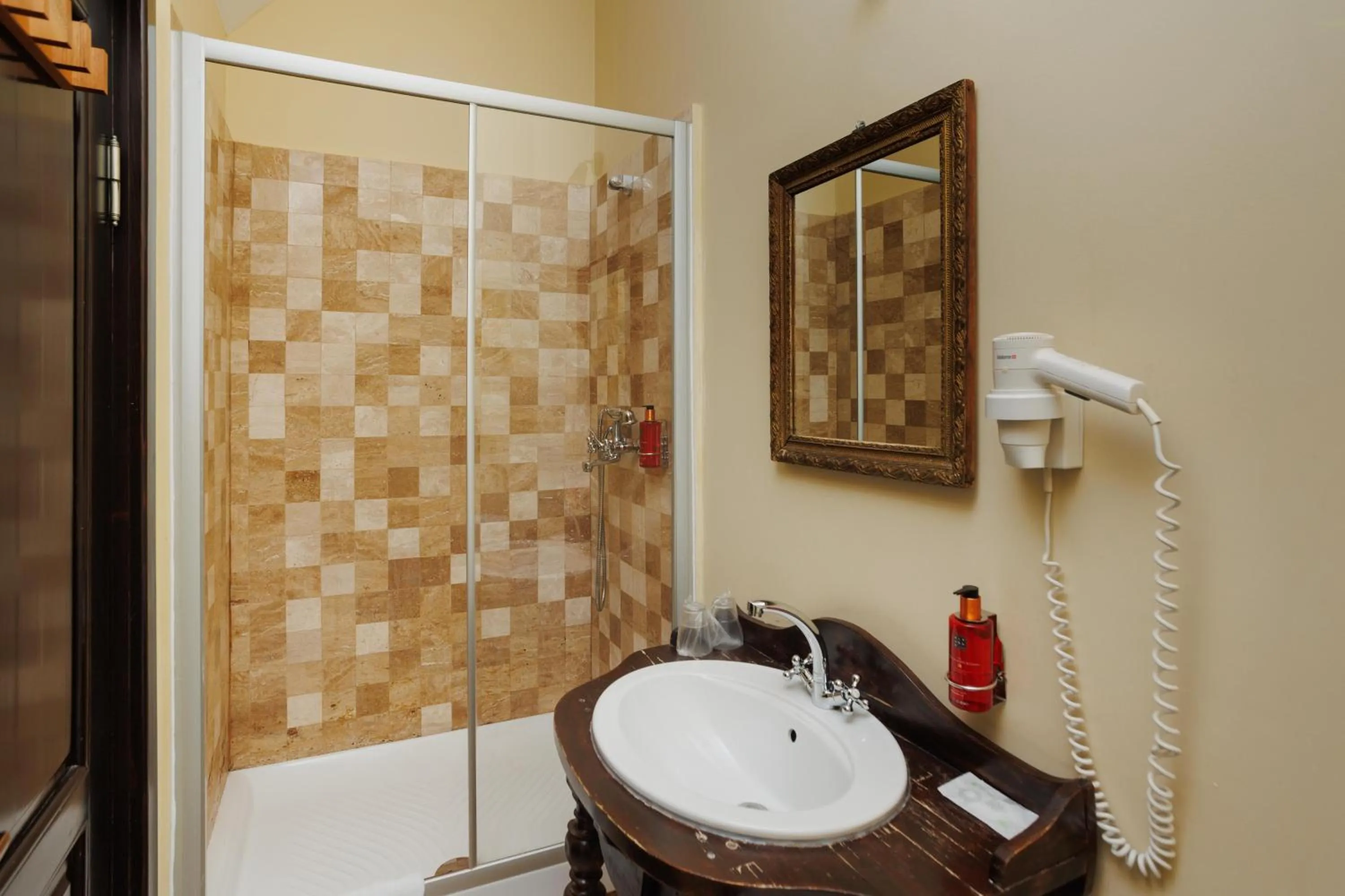 Shower in Conacul Archia