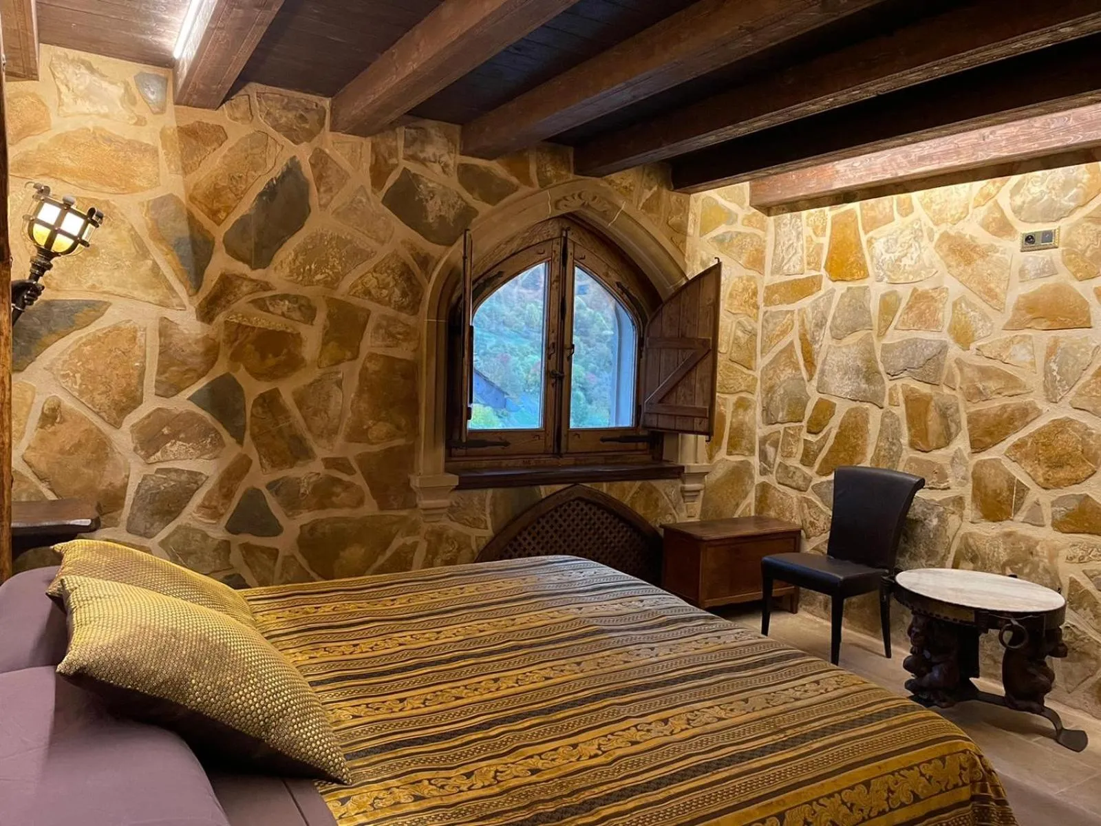 Bed in Auberge Toison d'Or