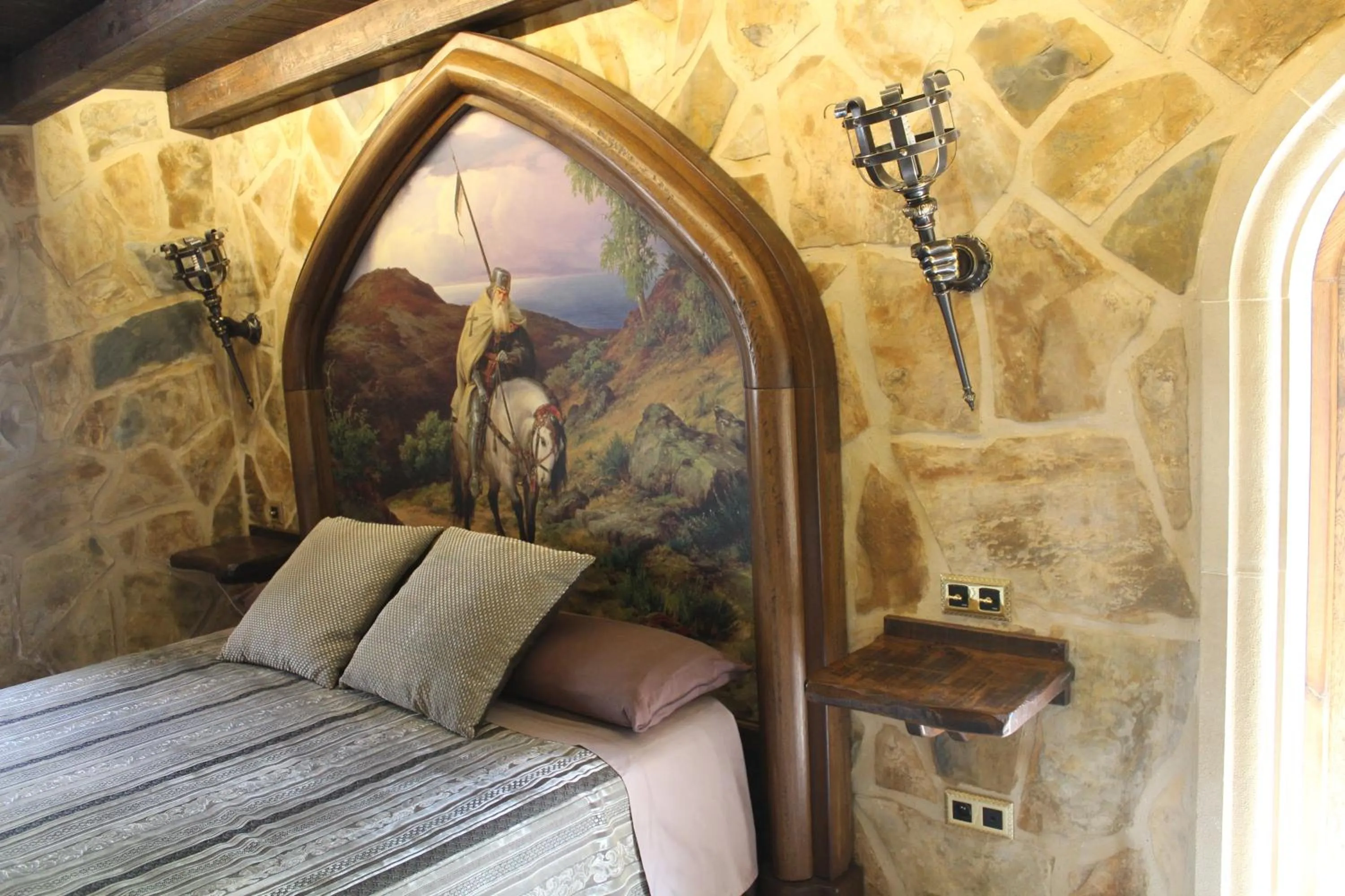 Photo of the whole room, Bed in Auberge Toison d'Or