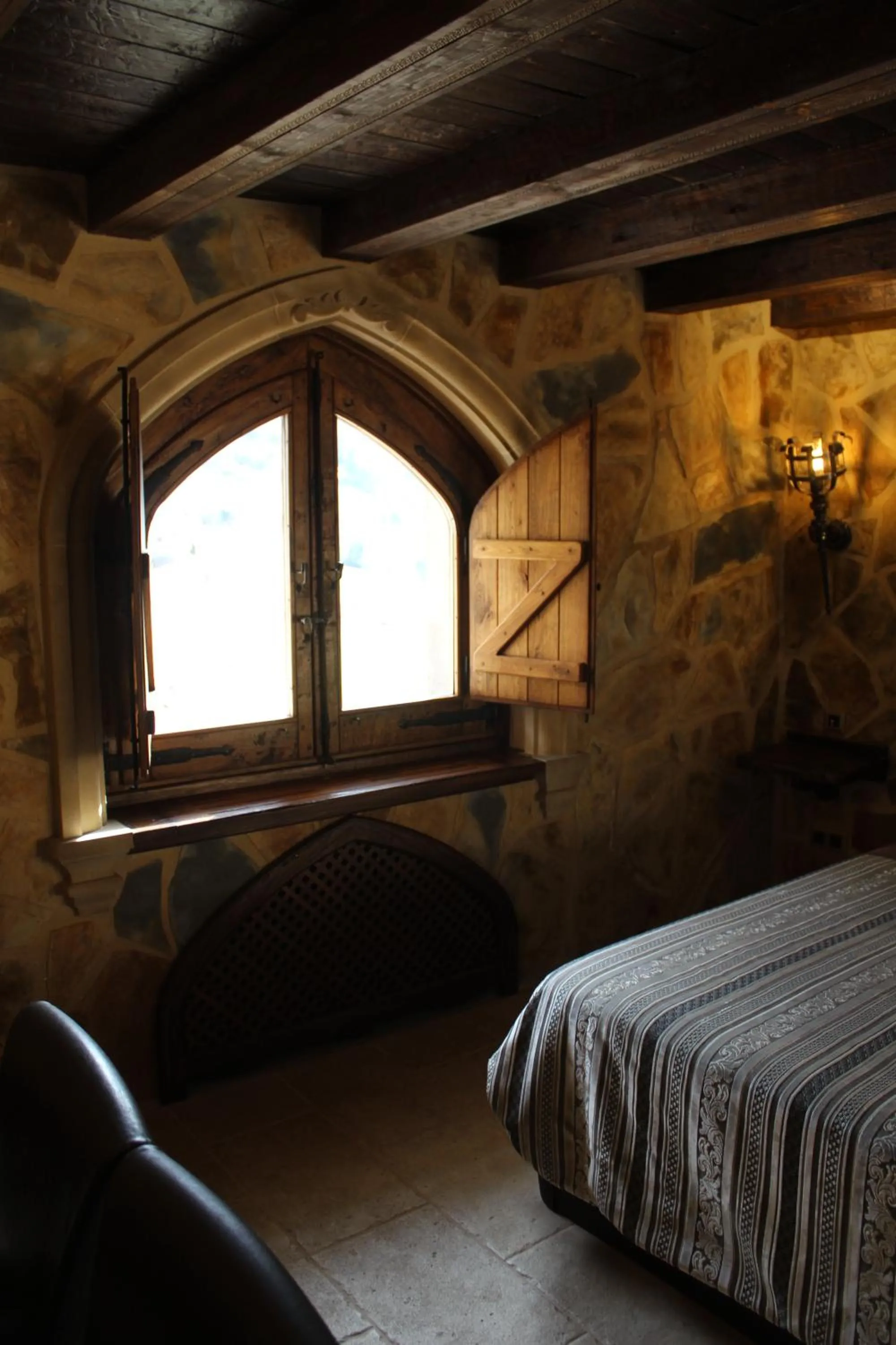 Photo of the whole room, Bed in Auberge Toison d'Or