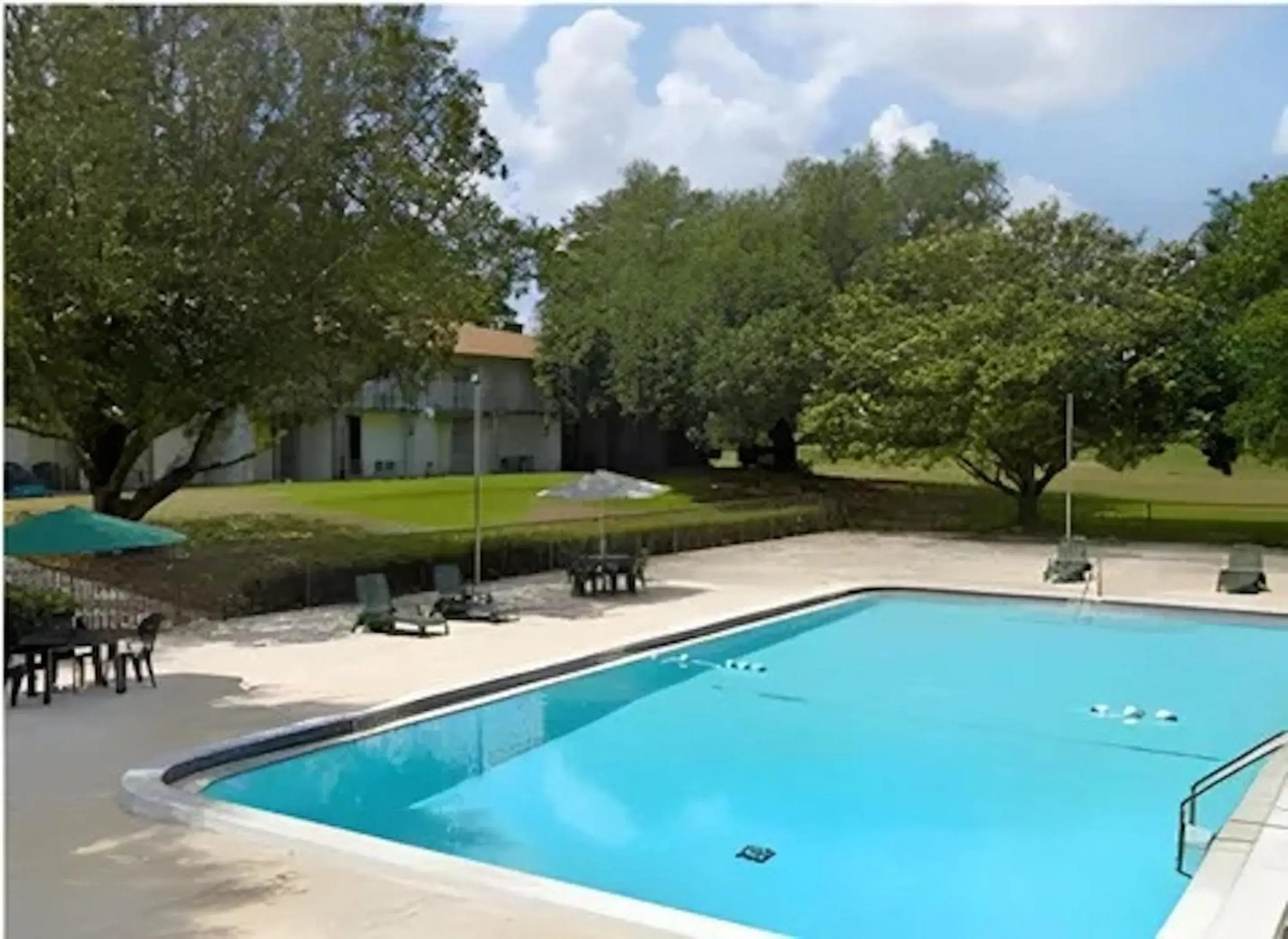 Swimming pool in Studio 6 Ocala, FL Swimming pool in Studio 6 Ocala, FL