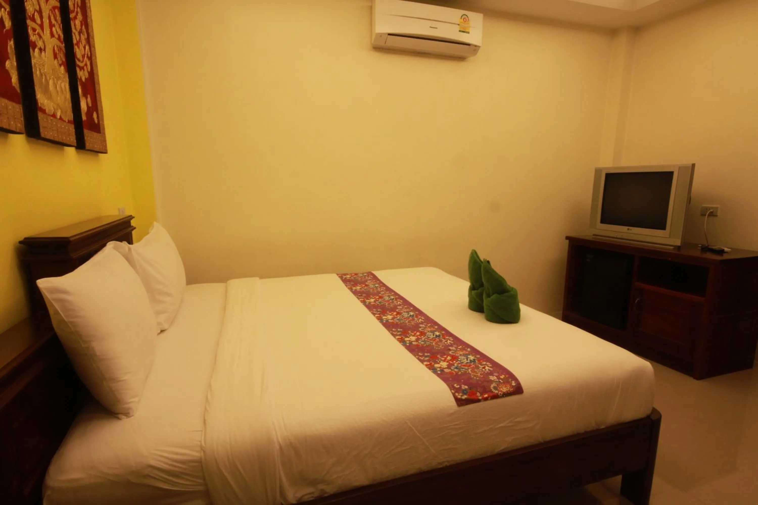 Bed in Tharathip Resort Koh Phangan - SHA Plus