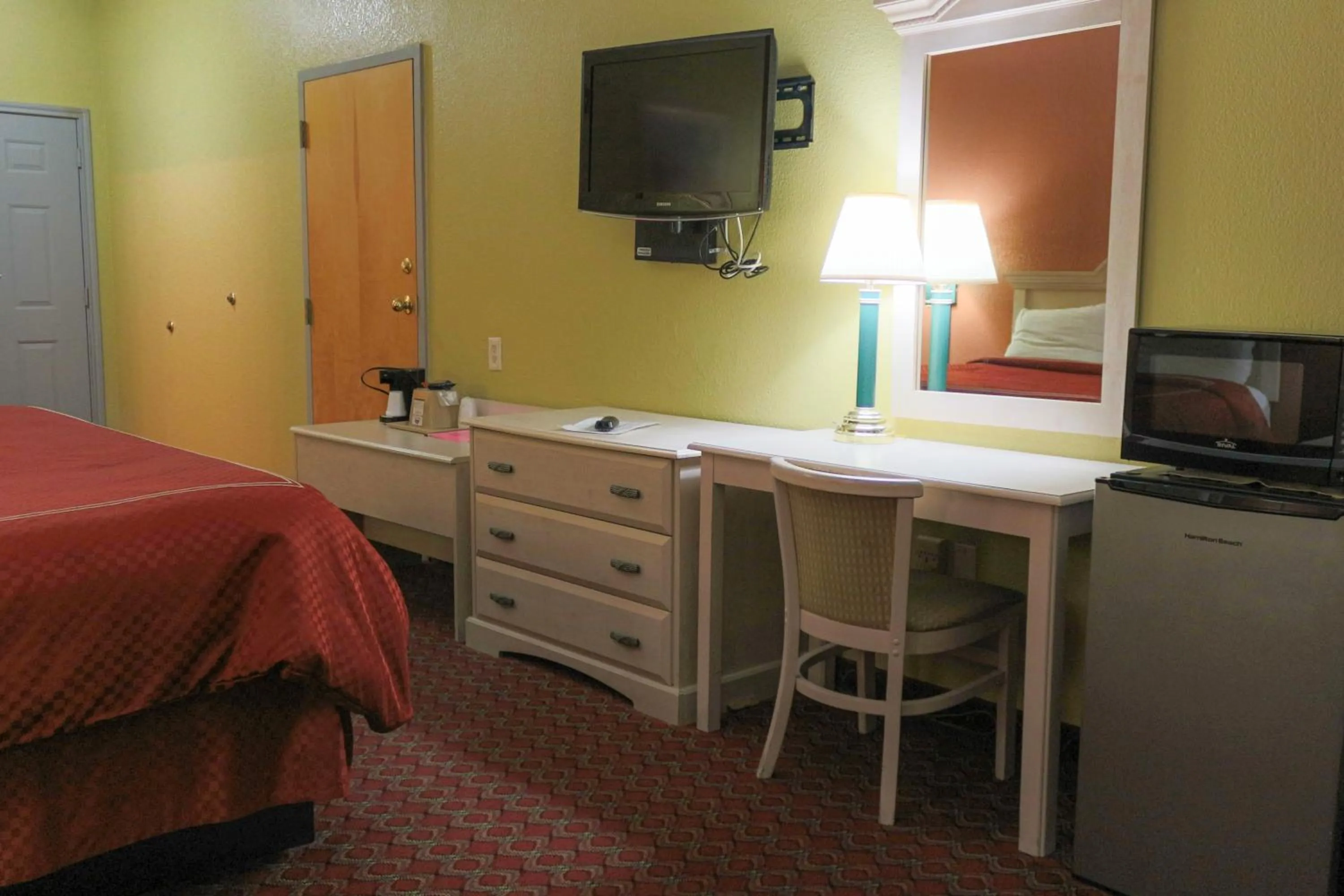 Photo of the whole room, Bed in Americas Best Value Inn and Suites Houston FM 1960