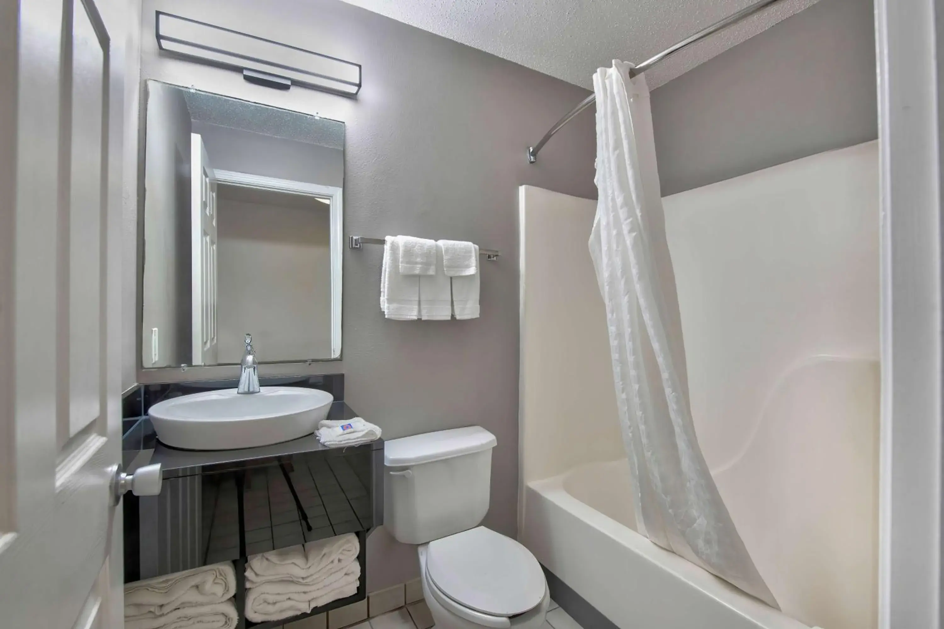 Queen Room - Disability Access - Non-Smoking in Studio 6-Pascagoula, MS Queen Room - Disability Access - Non-Smoking in Studio 6-Pascagoula, MS