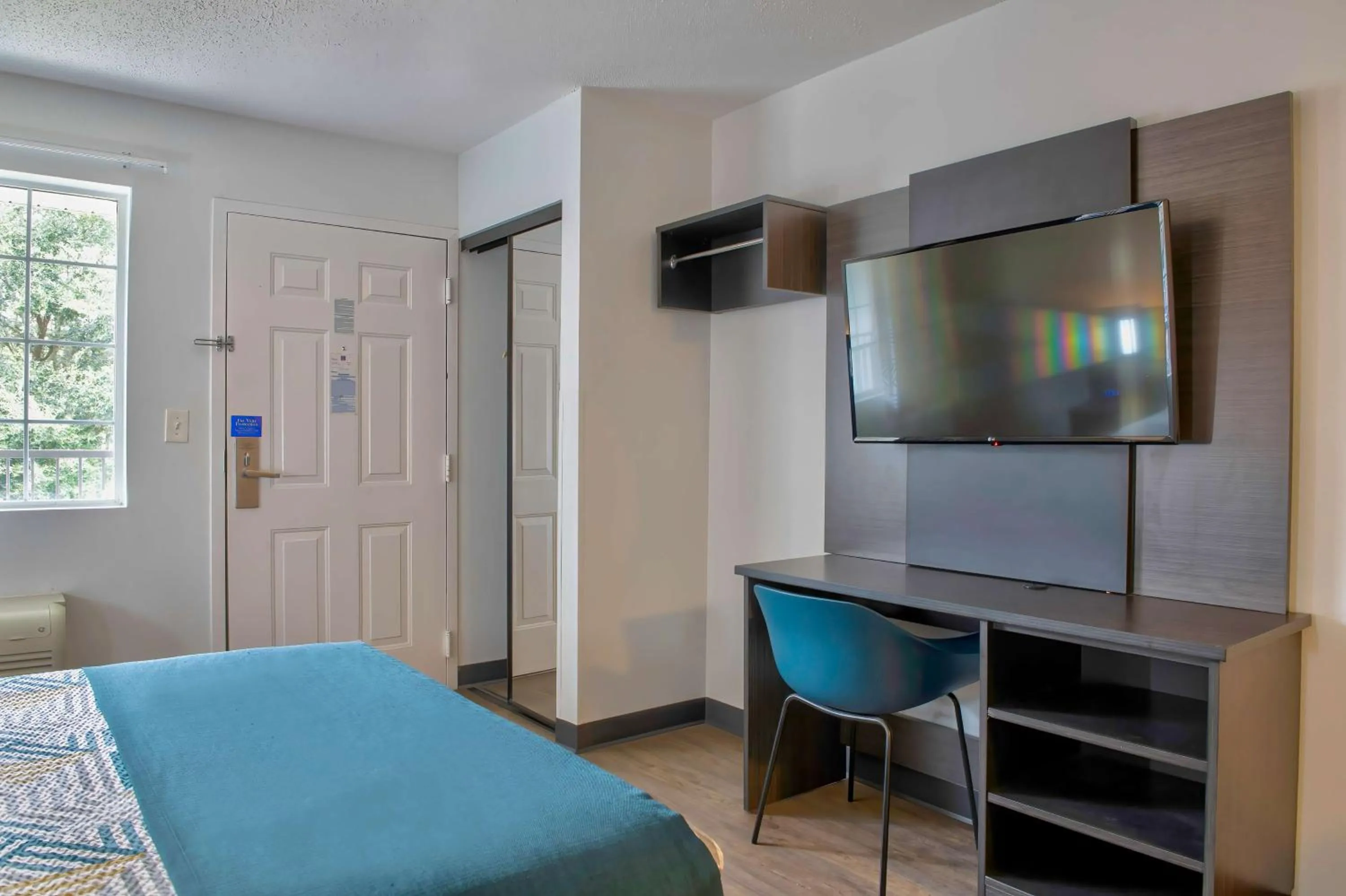 Bedroom, Bed in Studio 6-Pascagoula, MS