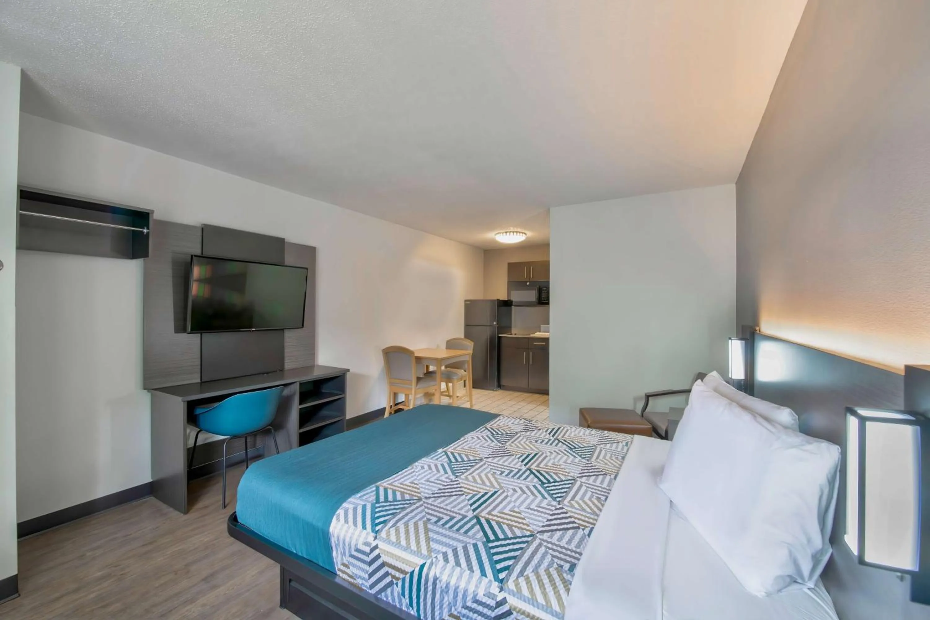 Bedroom, Bed in Studio 6-Pascagoula, MS