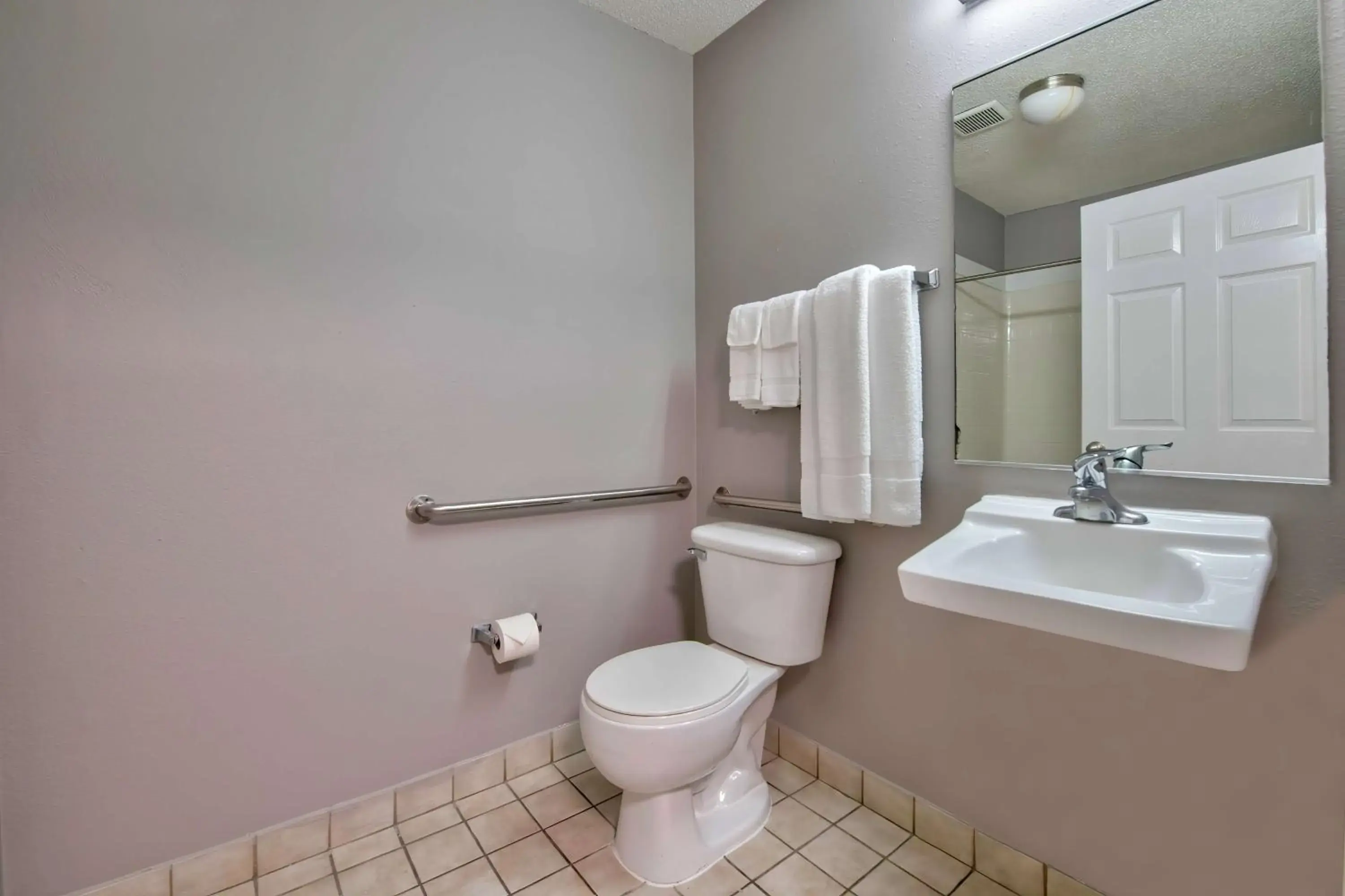 Bathroom in Studio 6-Pascagoula, MS Bathroom in Studio 6-Pascagoula, MS