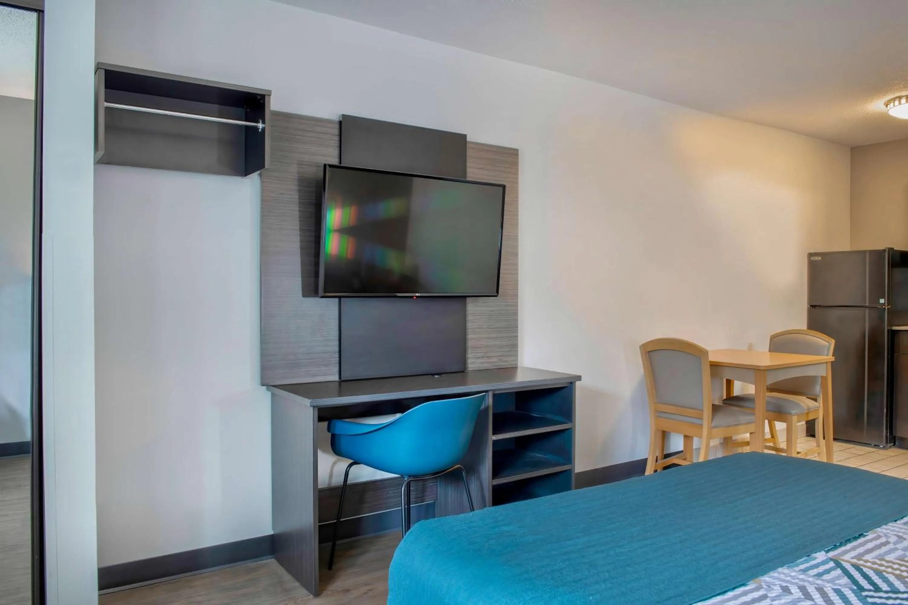 Bedroom, Bed in Studio 6-Pascagoula, MS