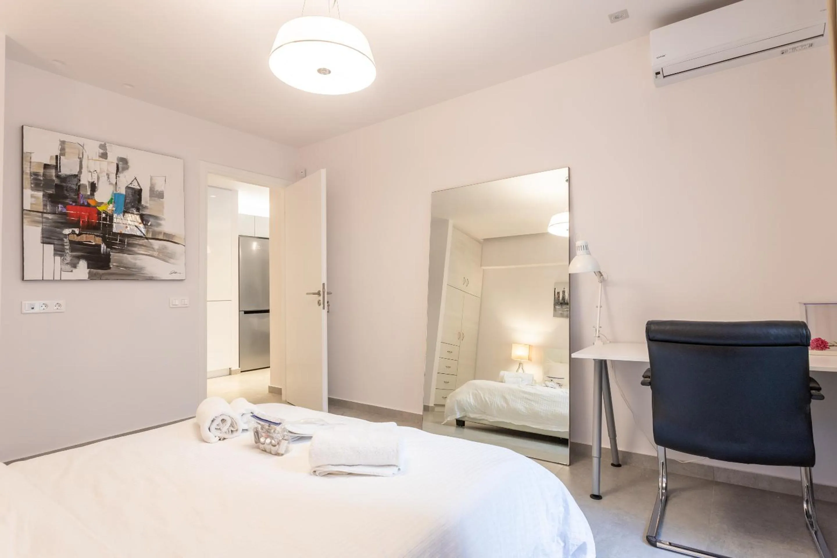 Bed in Stadium 1bdr HiEnd quiet Flat Top Location