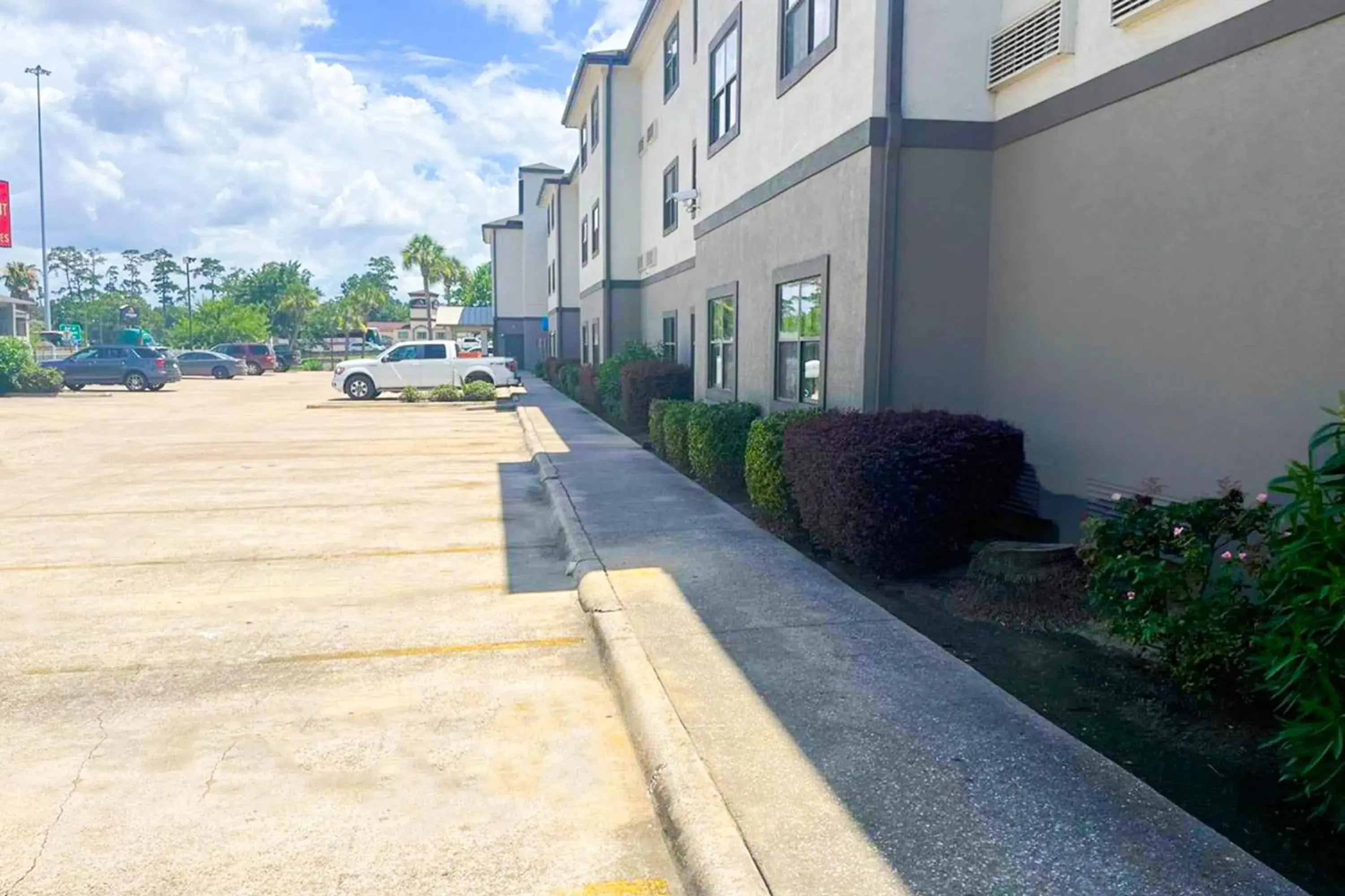 Facade/entrance in OYO Townhouse Beaumont Medical Center Area Facade/entrance in OYO Townhouse Beaumont Medical Center Area