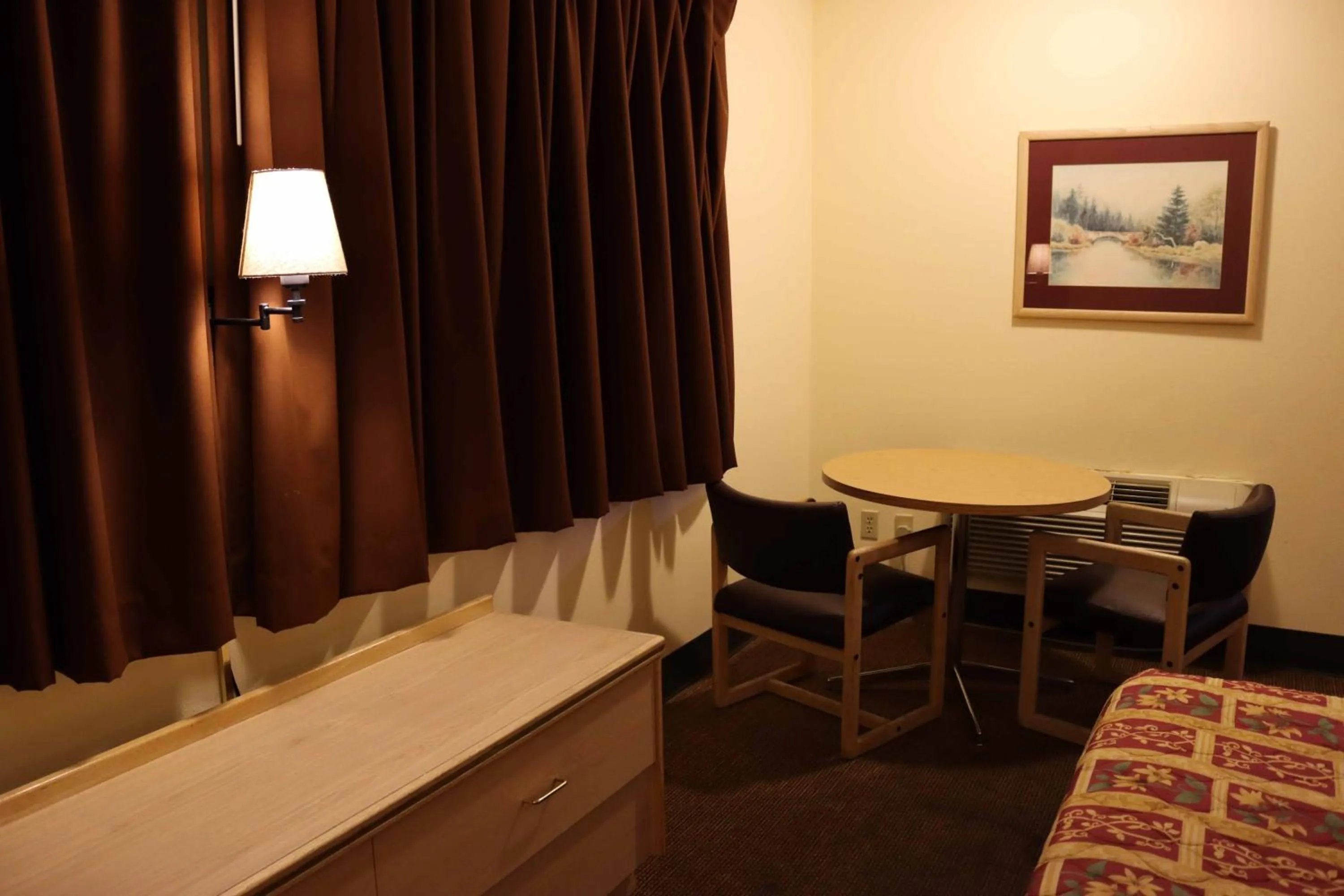 Bed in Tiki Lodge Motel