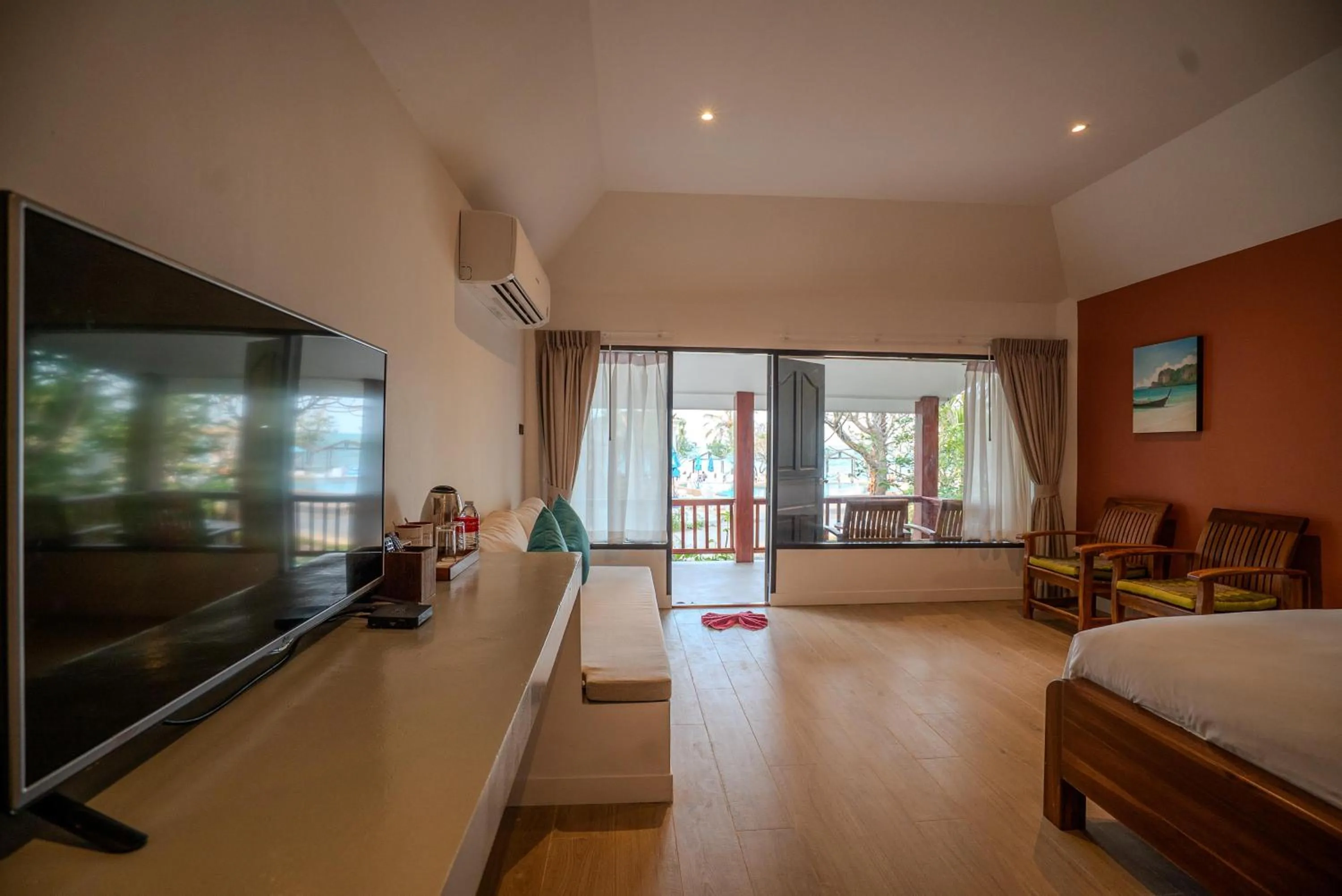 Photo of the whole room in Crystal Bay Yacht Club Beach Resort