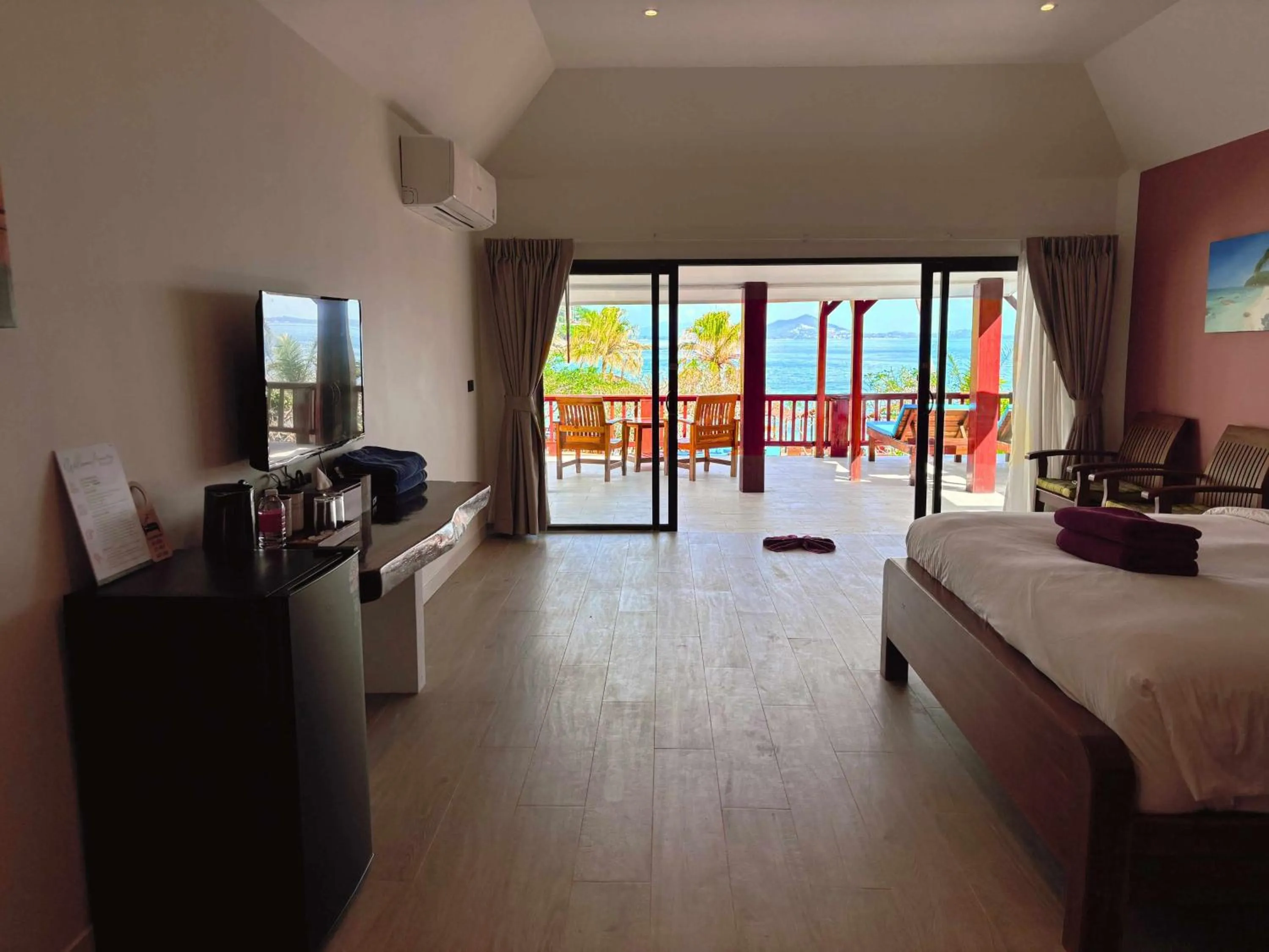 Bedroom, Bed in Crystal Bay Yacht Club Beach Resort