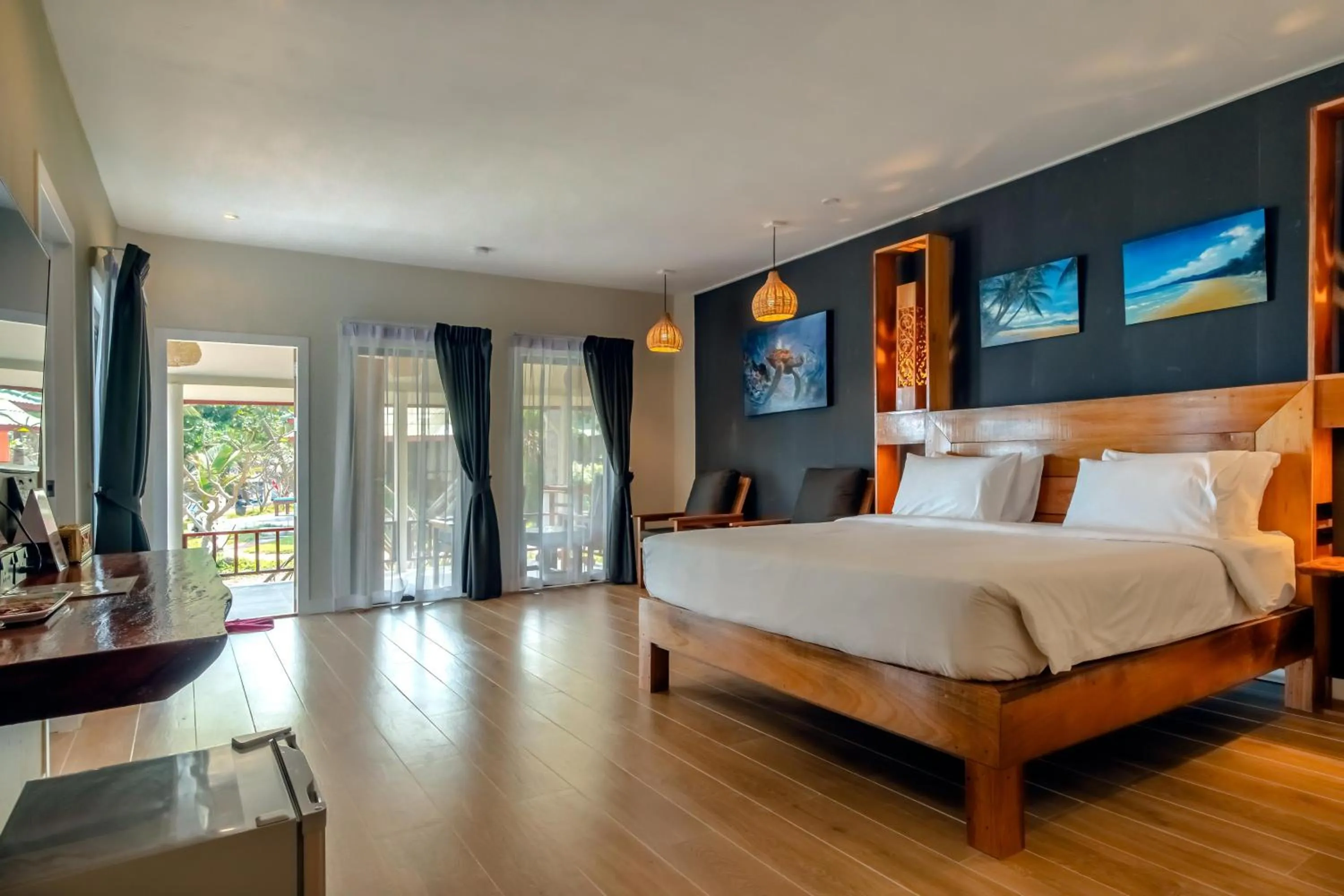 Bedroom, Bed in Crystal Bay Yacht Club Beach Resort