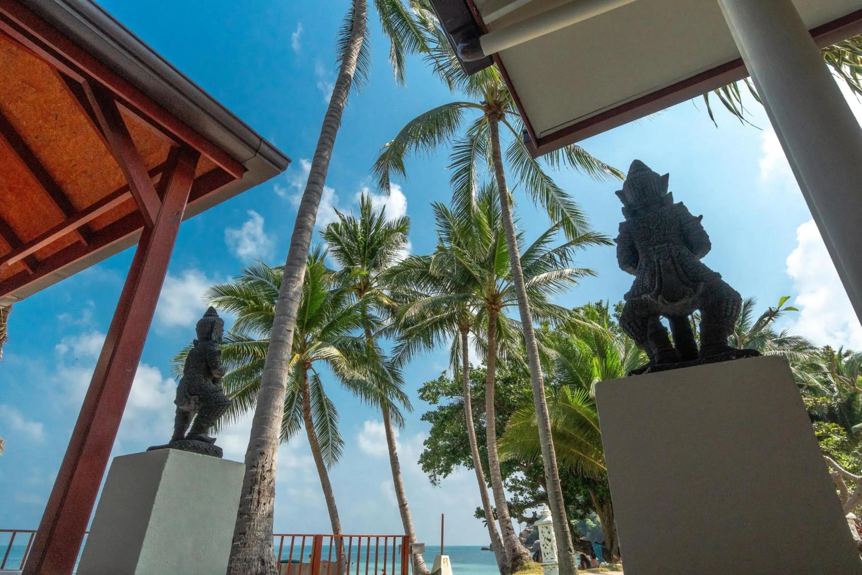 Facade/entrance in Crystal Bay Yacht Club Beach Resort
