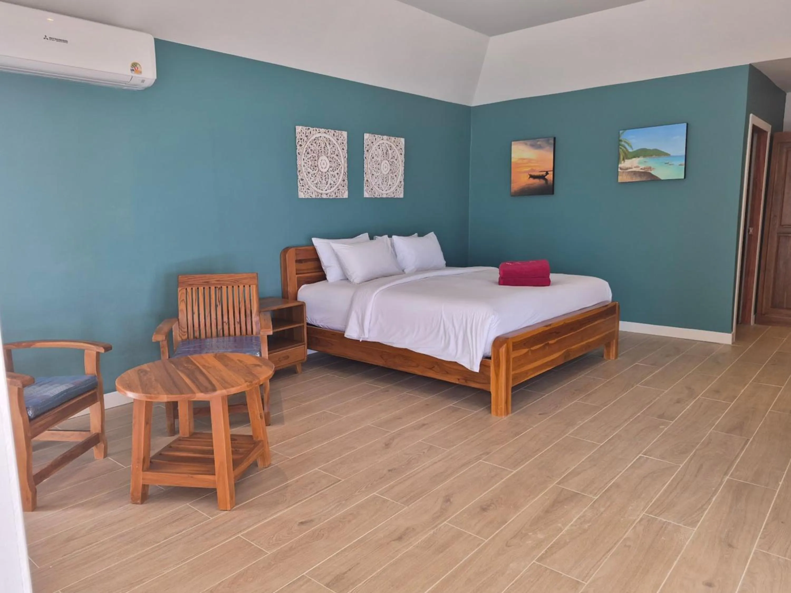 Bedroom, Bed in Crystal Bay Yacht Club Beach Resort